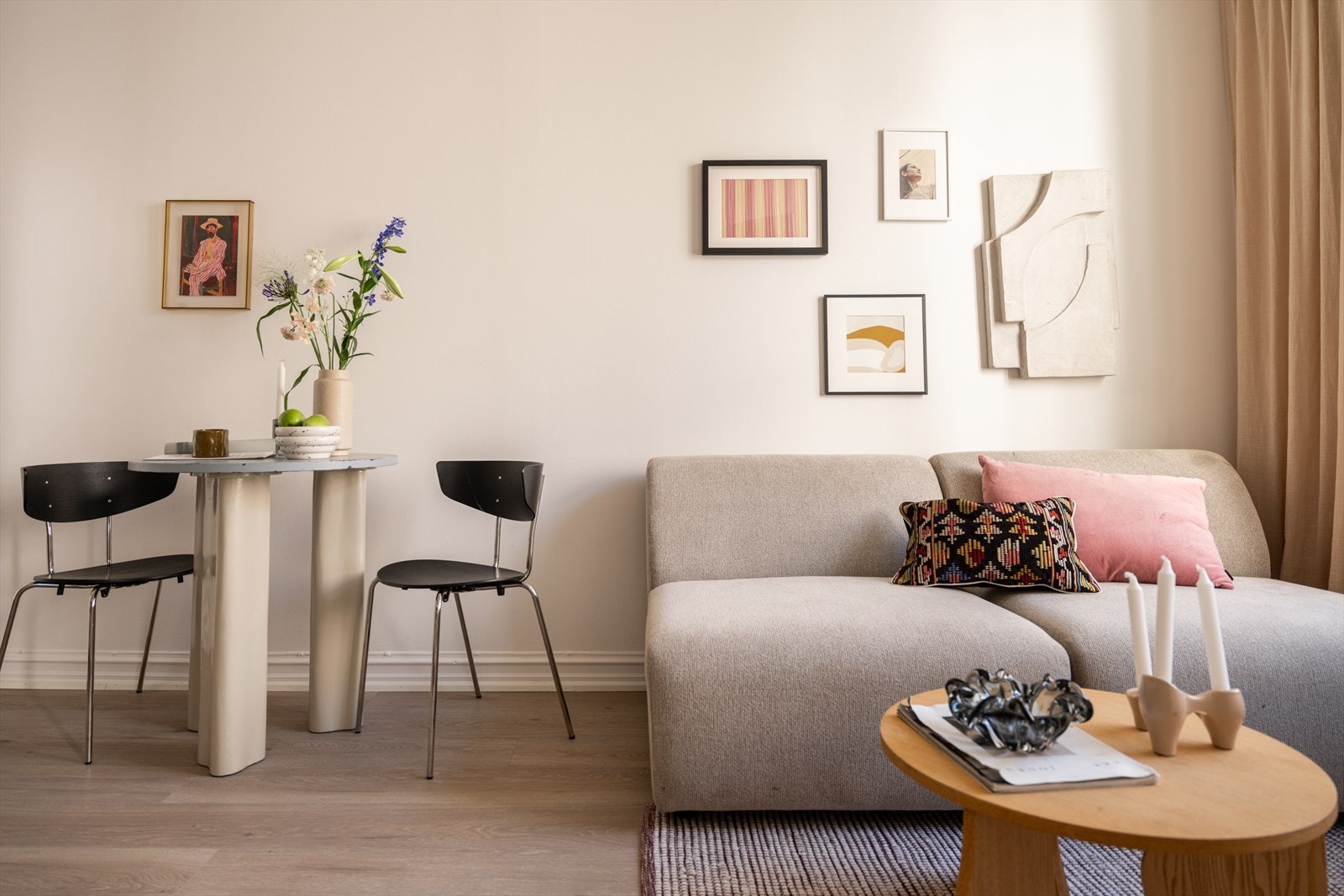 Veggflater malt i en moderne fargepalett og det er laminat på gulv. Galleribilde