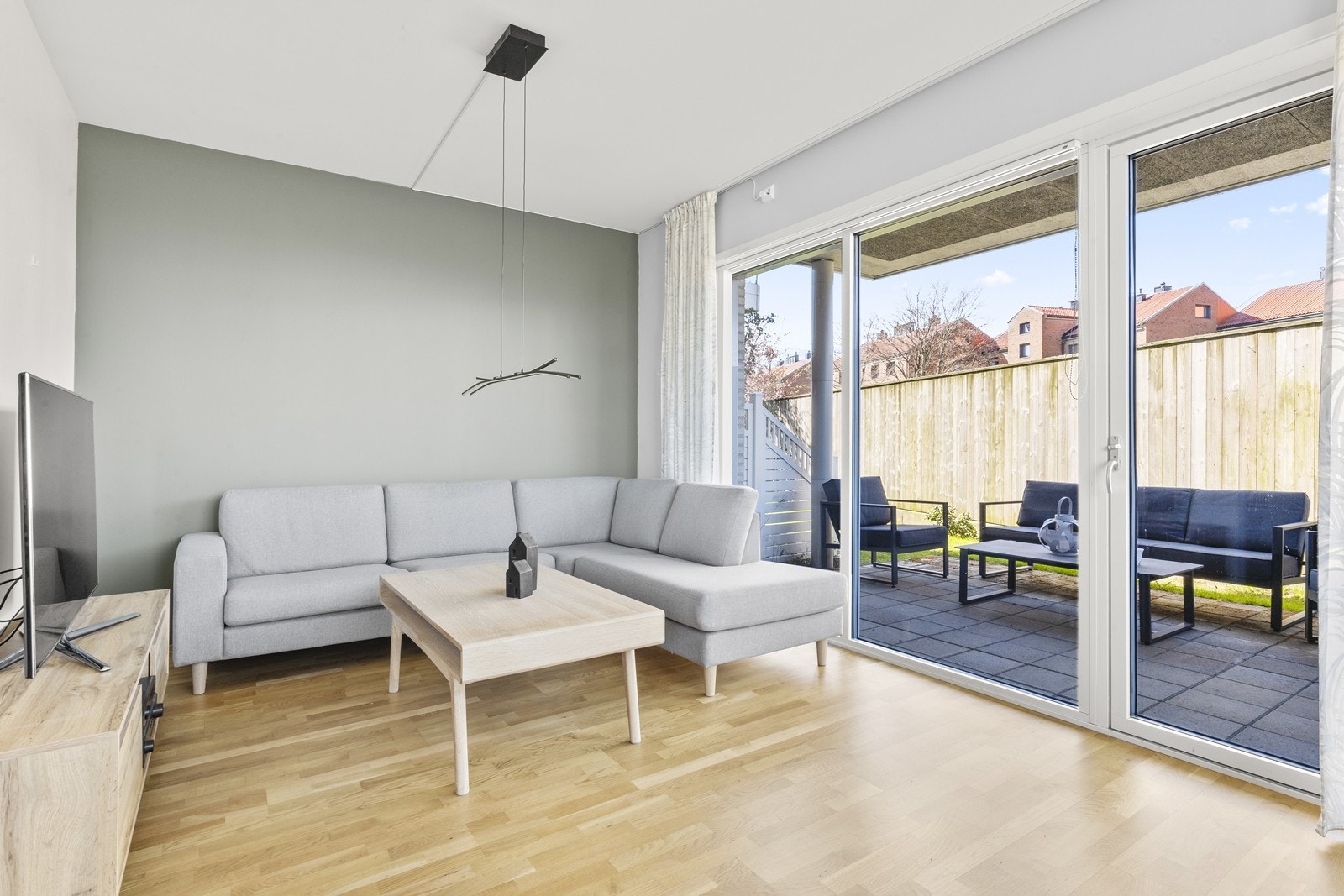 Gjennomgående parkett og vannbåren gulvvarme gir en lun og jevn varme. Fra stuen er det direkte utgang til terrassen. Galleribilde