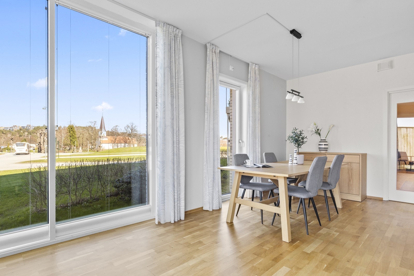 Fra stuen er det utsikt mot grøntområder og Oddernes kirke. Galleribilde