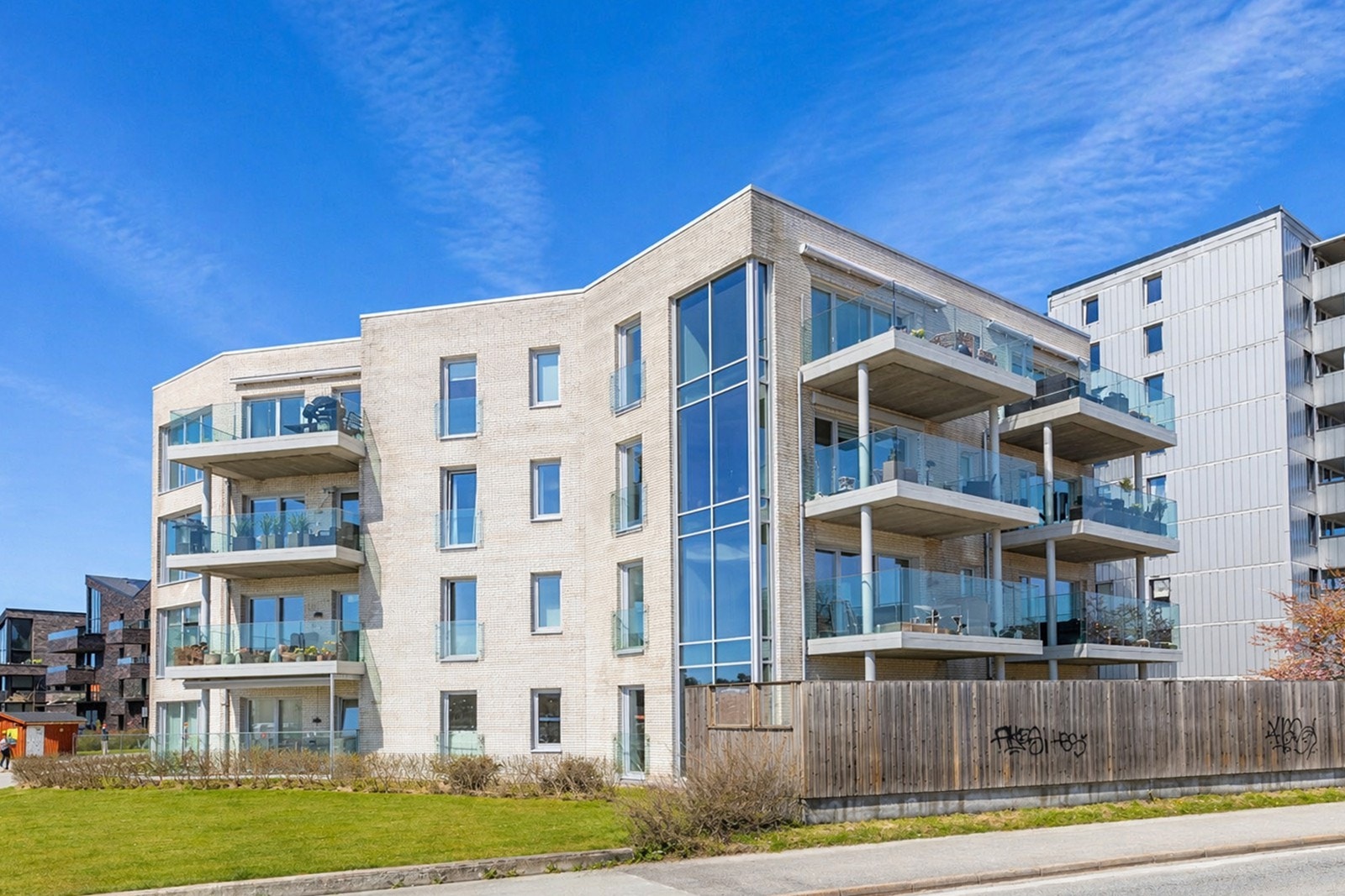 Leiligheten ligger i et boligbygg fra 2016, som er en del av et veletablert sameie. Galleribilde