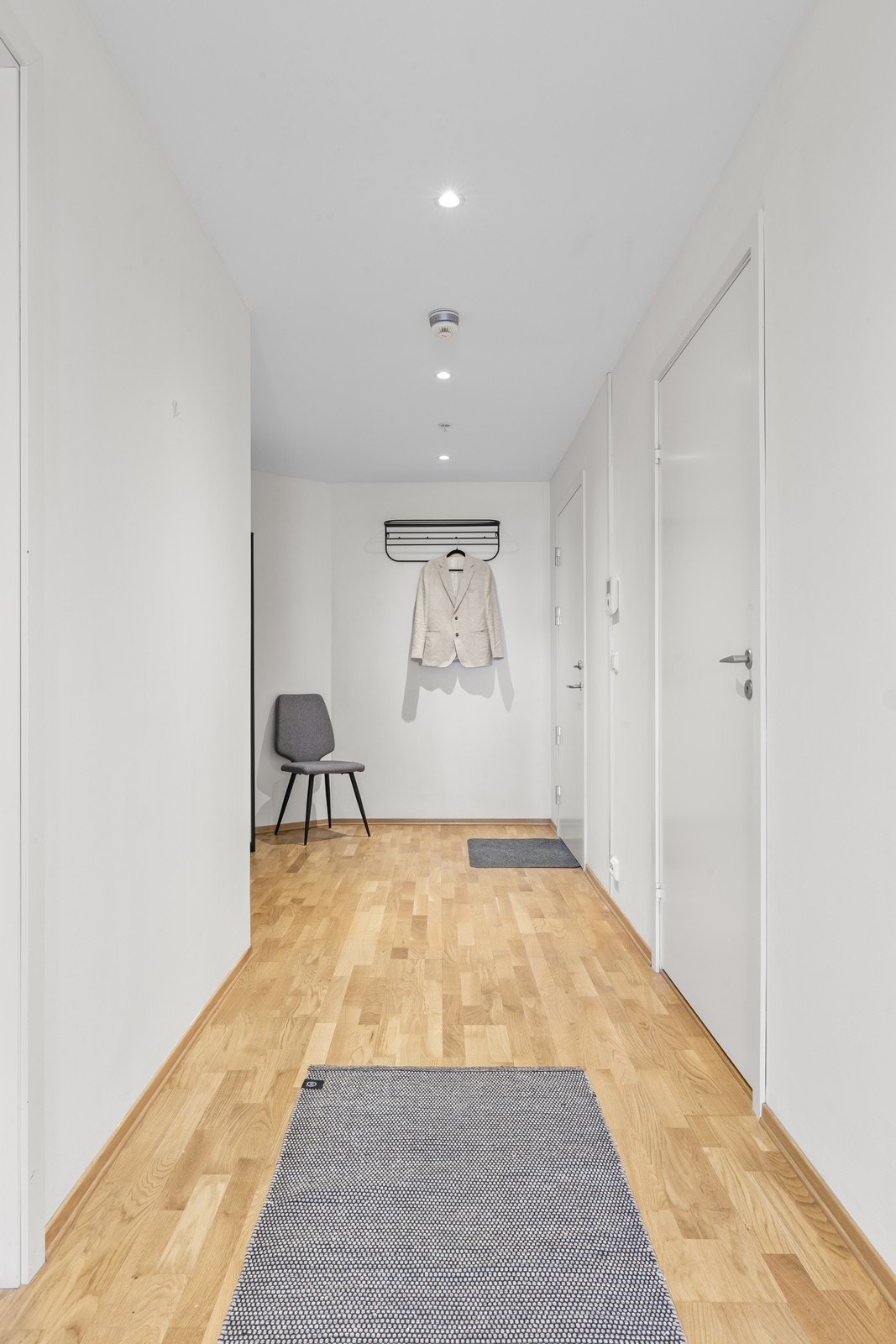 Gangen har parkett på gulv og malte veggflater, som resten av oppholdsrommene. Galleribilde