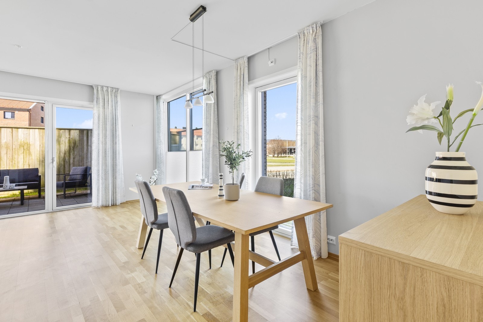 Stuen har god plass til en egen spisesone i tilknytning til kjøkkenet. Galleribilde