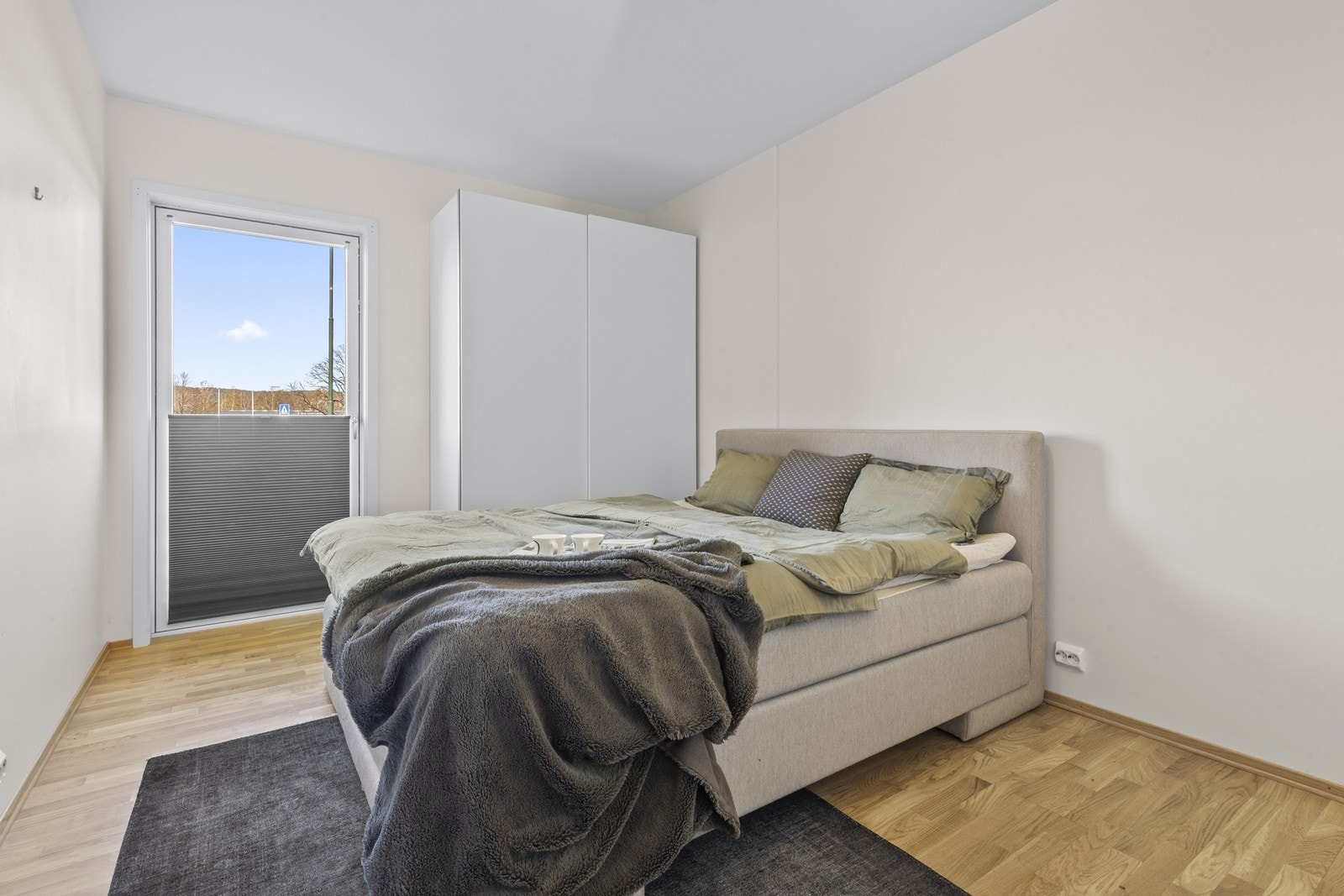 Hovedsoverom med god plass til dobbeltseng og garderobeskap. Galleribilde