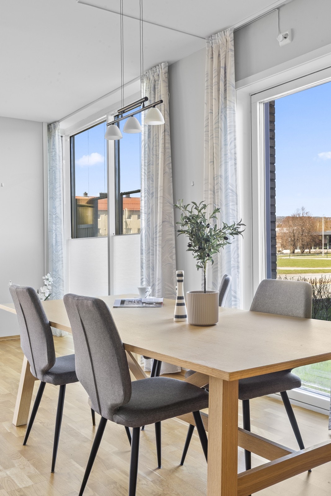 Store vindusflater med 3-lags glass slipper inn rikelig med dagslys. Galleribilde