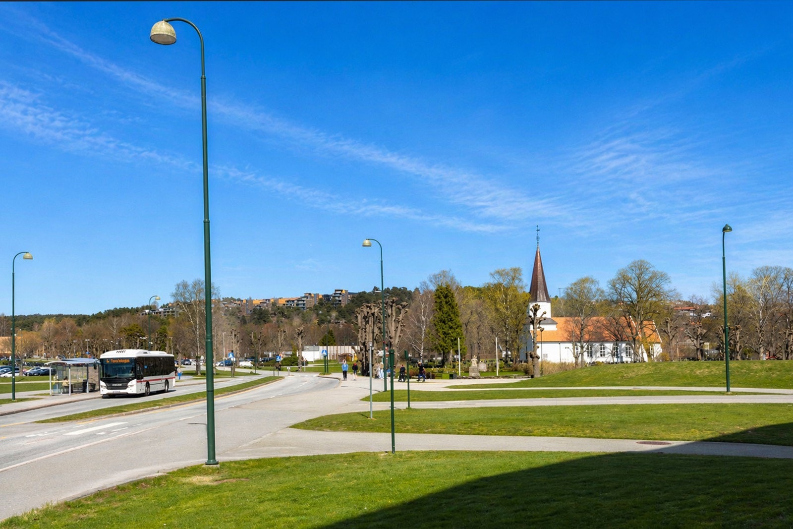 Kort vei til bussholdeplassen Oddemarka, med hyppige avganger og over 20 linjer som gir svært god kollektivdekning. Galleribilde