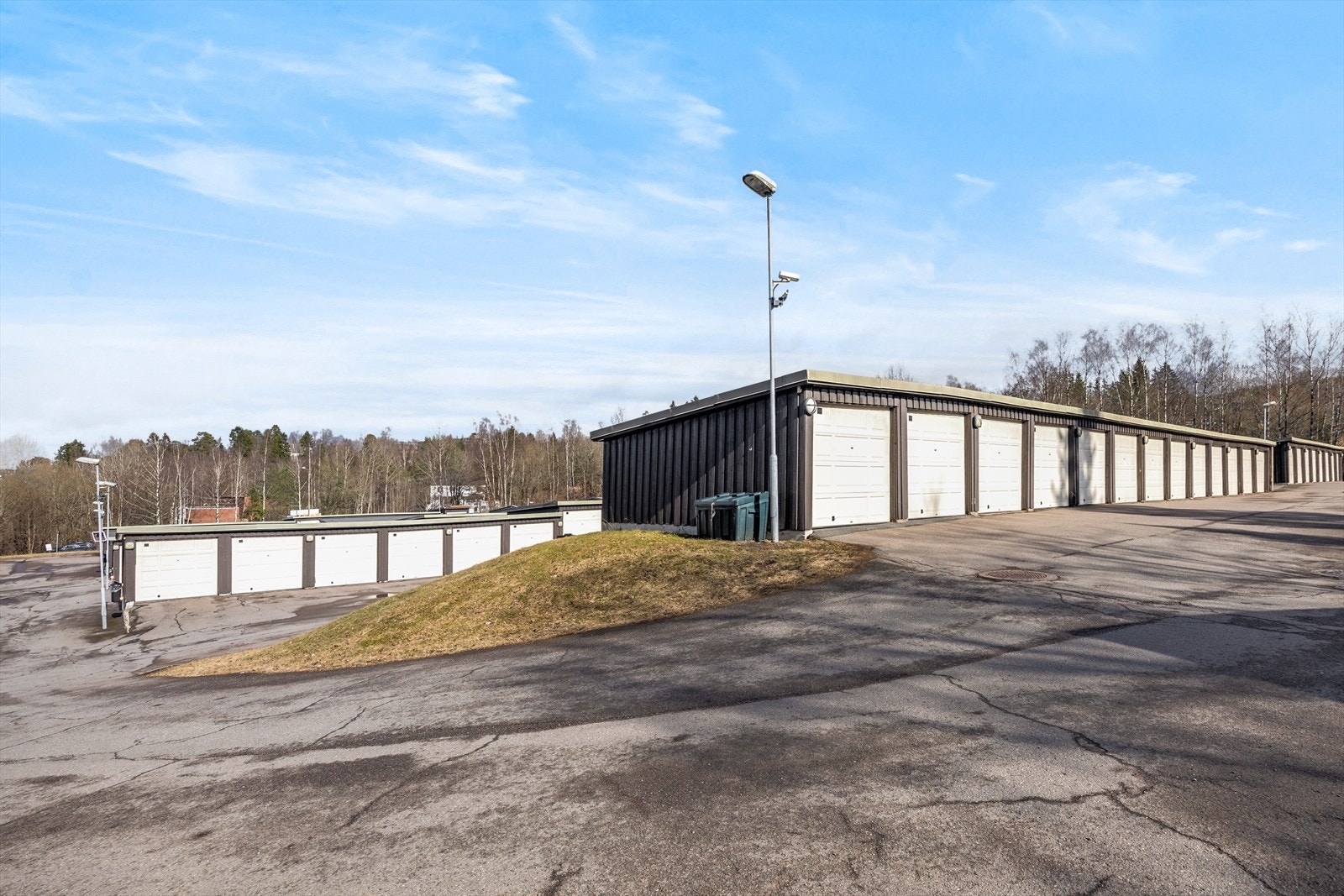 Mulighet for å leie innendørs og utendørs parkeringsplasser fra borettslaget etter venteliste. Selger betaler 300kr/mnd for garasjeplass. Galleribilde
