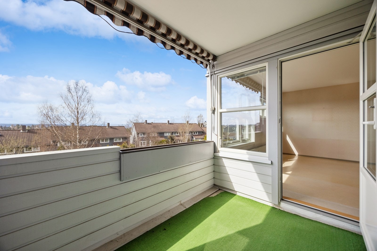 Leiligheten ligger i byggets toppetasje og har utgang til en solrik, vestvendt balkong på ca. 5 m² Galleribilde