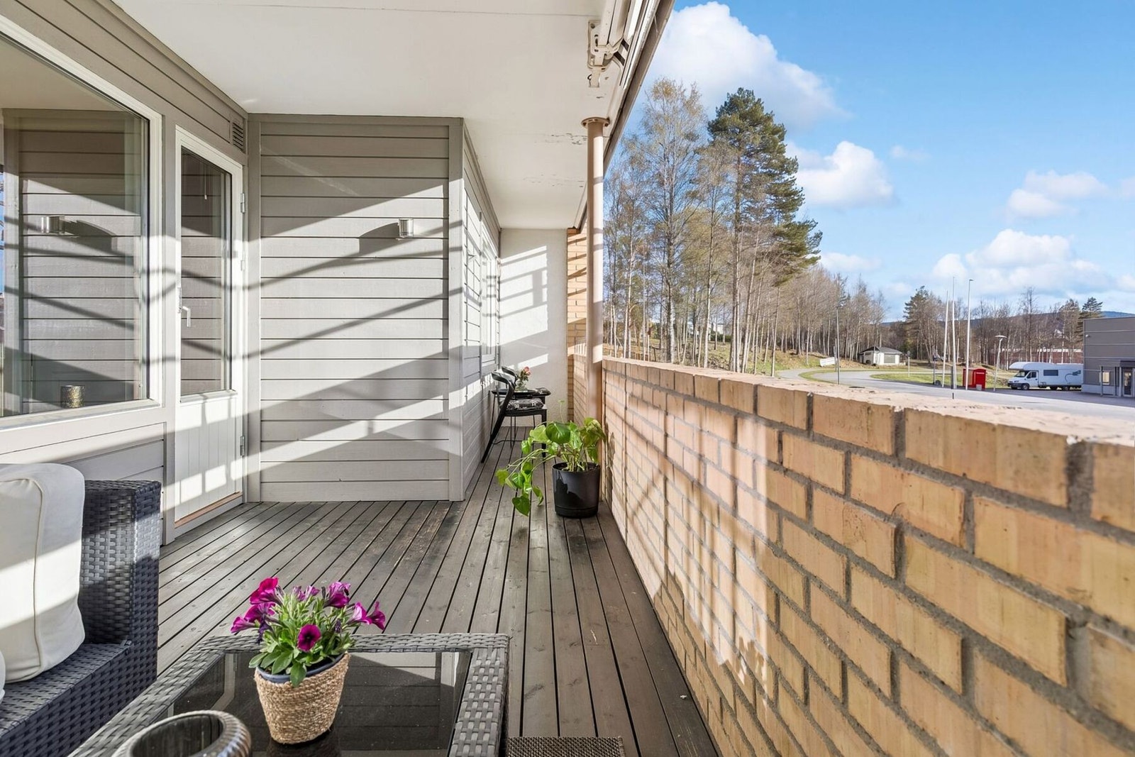 Fra stuen har du direkte tilgang til sydvestvendt balkong på 15 m² med som byr på rikelig med solforhold. Galleribilde