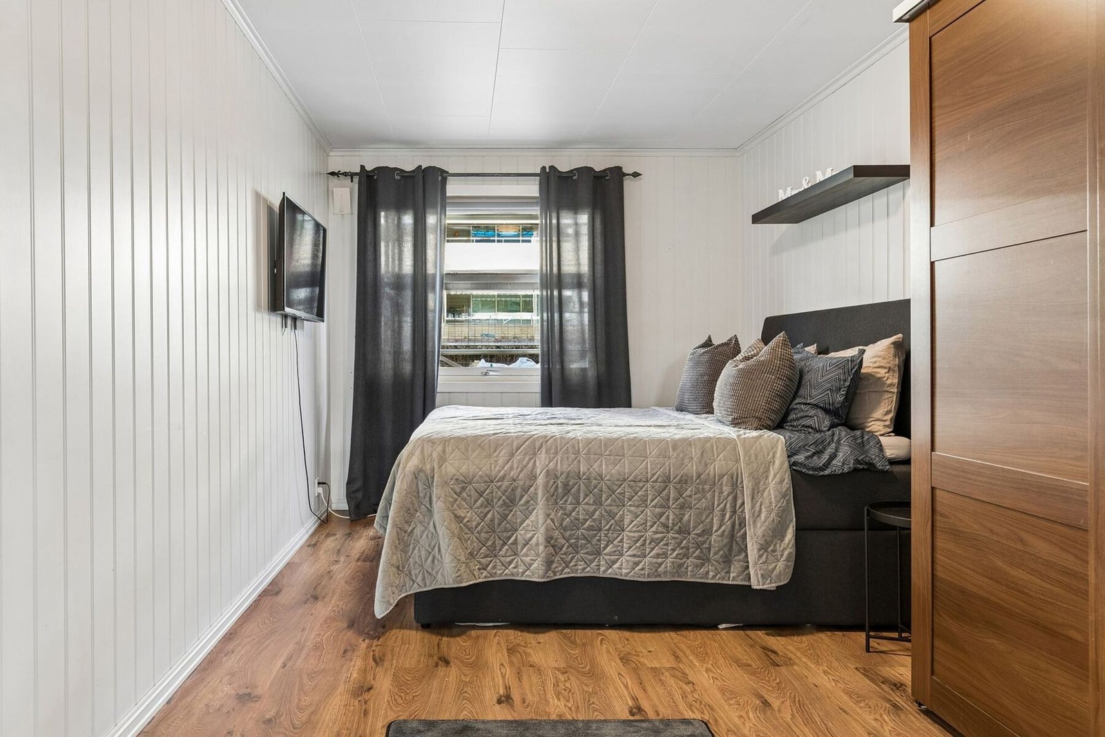 Romslig og innbydende hovedsoverom med god plass til stor dobbeltseng, nattbord og annet ønsket møblement. Galleribilde