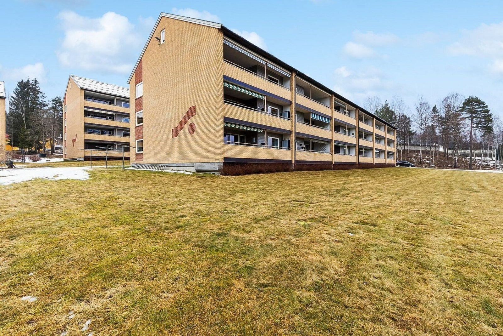 Nabolaget er ettertraktet og kan by et eldorado av flotte tur- og rekreasjonsområder i umiddelbar nærhet, samt kort vei til sentrum med et bredt servicetilbud. Galleribilde