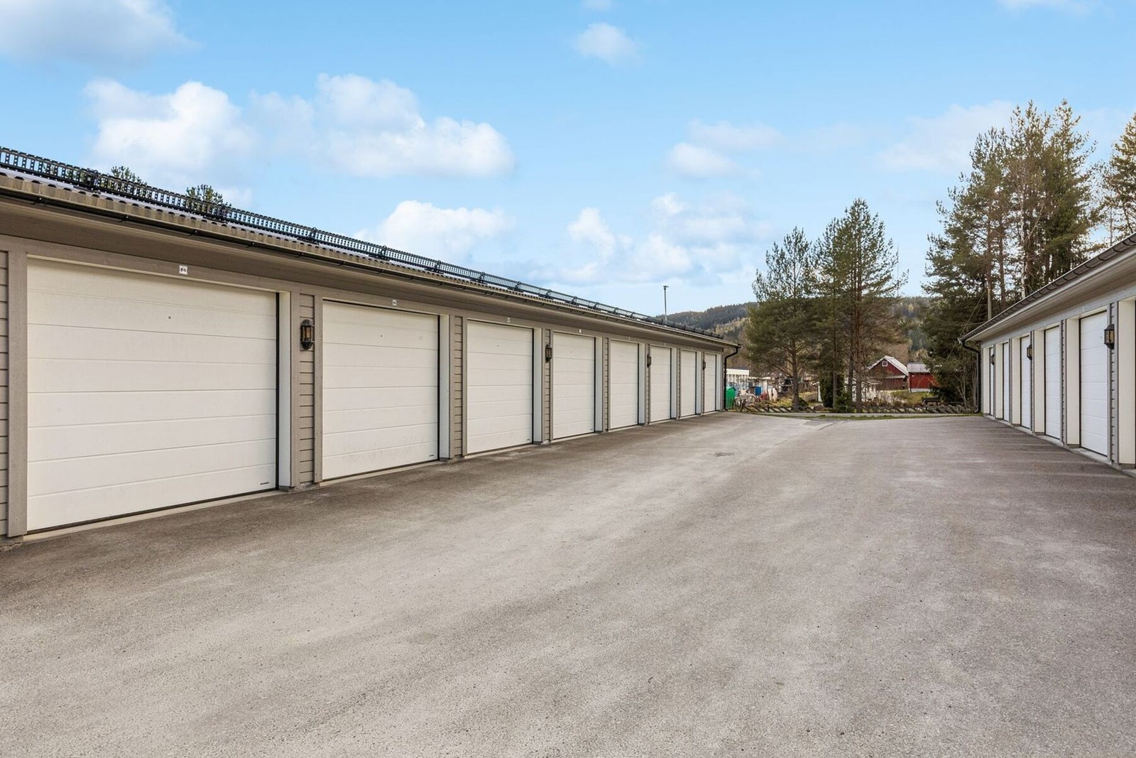 Boligen disponerer en garasjeplass i garasjerekke med el-bil lader montert. Galleribilde