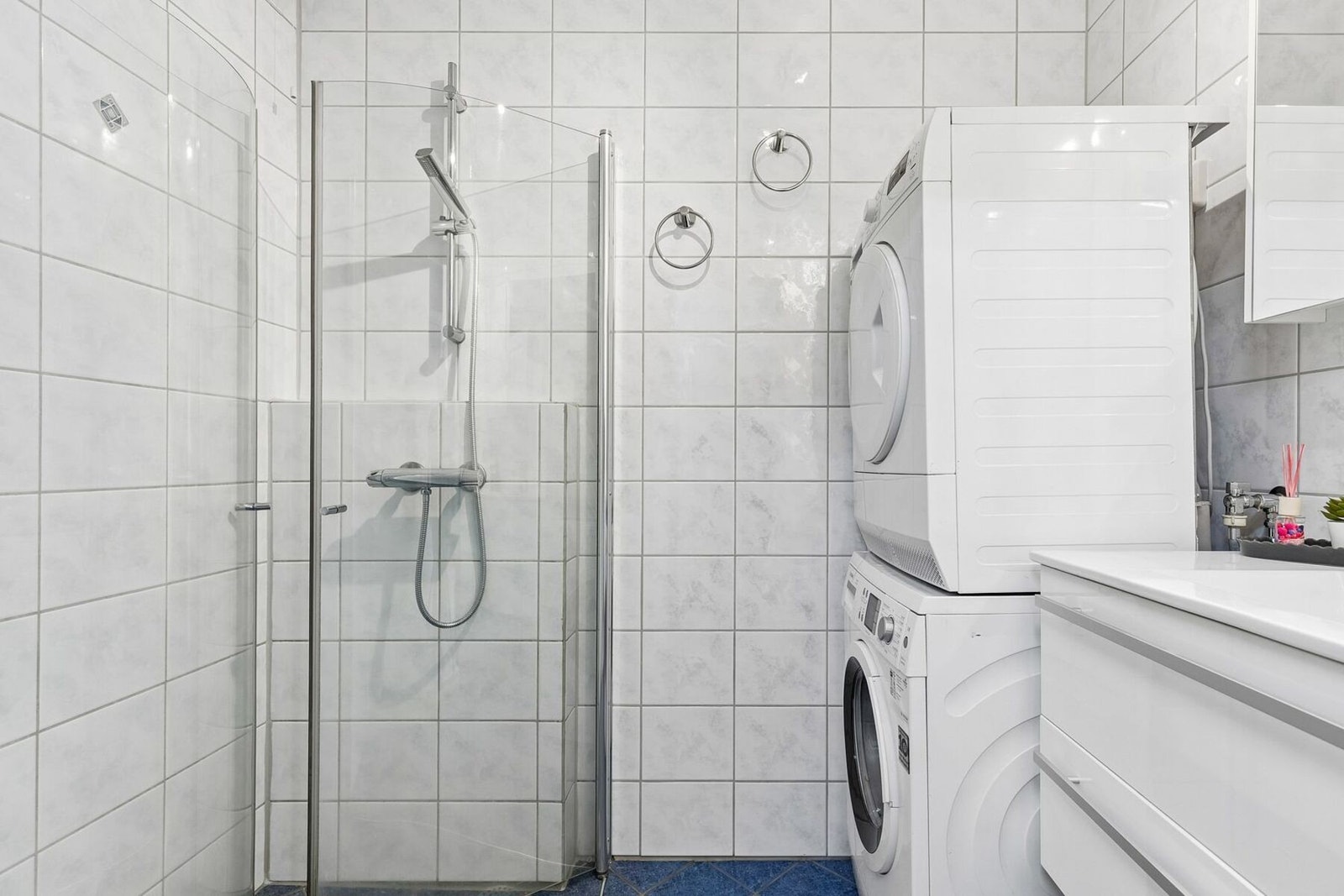 Tidløst flislagt baderom fra 2012 med termostatstyrte varmekabler i gulv, downlights i himling, samt opplegg for vaskemaskin og tørketrommel. Galleribilde