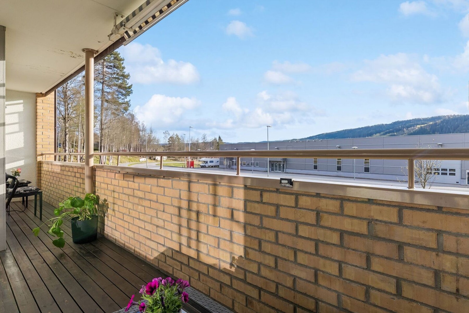 Ettersom leiligheten ligger som frontleilighet i fremste rekke får du svært gode sol- og lysforhold, samt flott skyline. Galleribilde