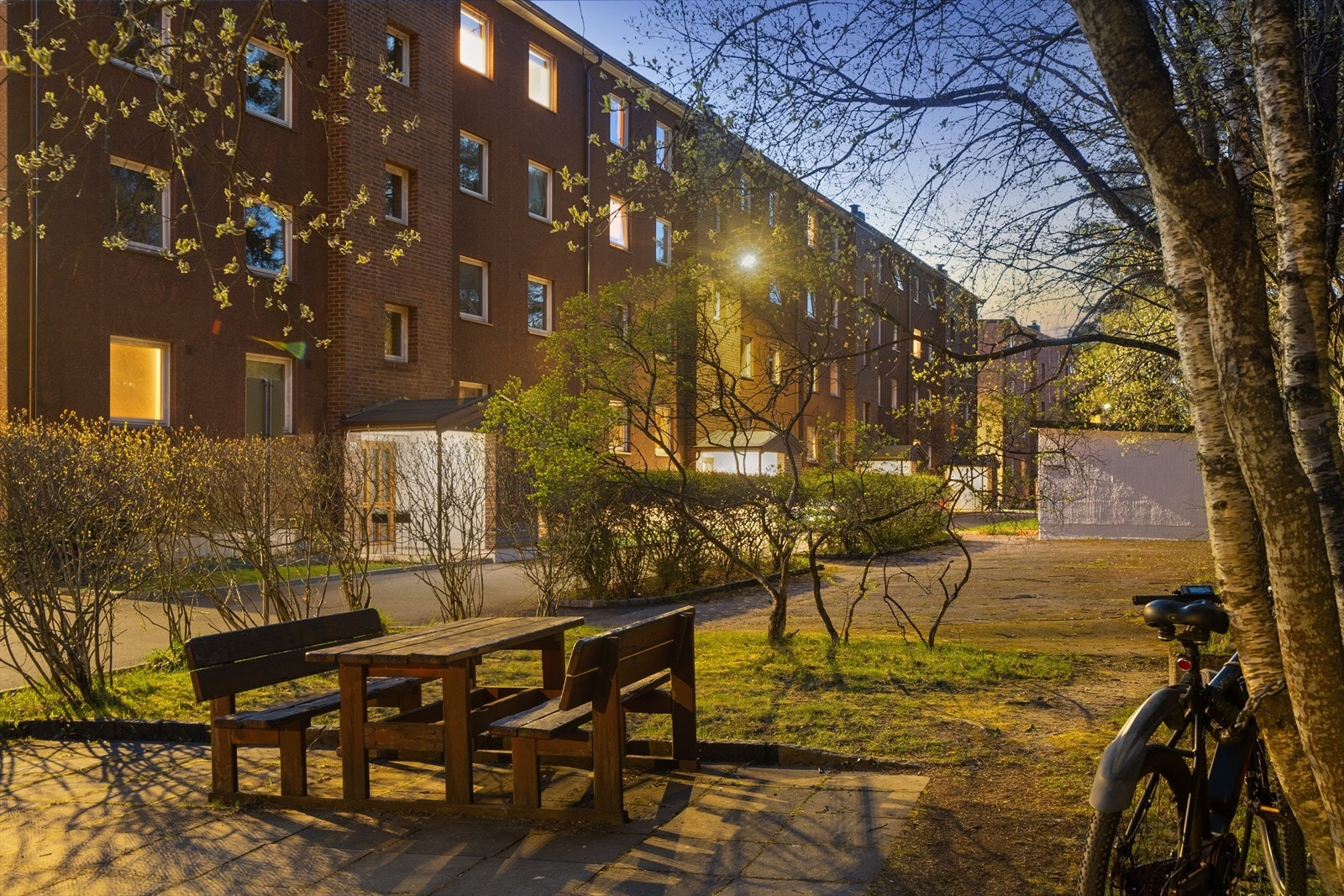 Boligen ligger i et veletablert og attraktiv område sentralt på Oppsal. Galleribilde