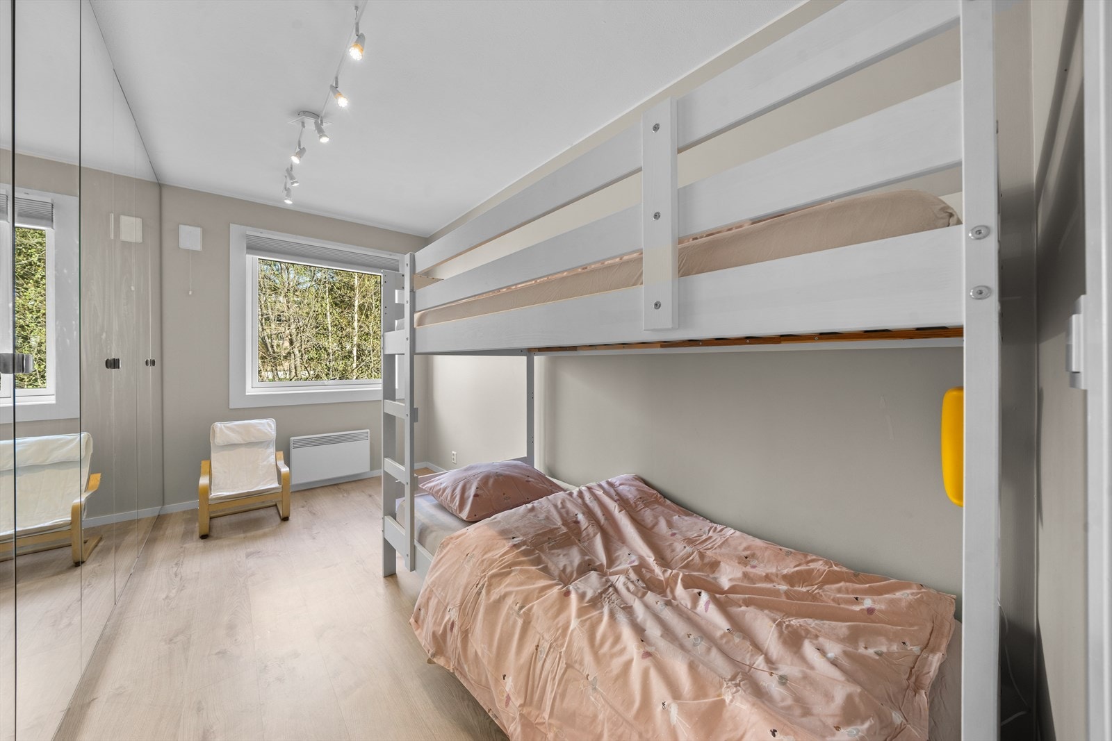 Det andre soverommet egner seg perfekt som barnerom, gjesterom eller hjemmekontor. Galleribilde