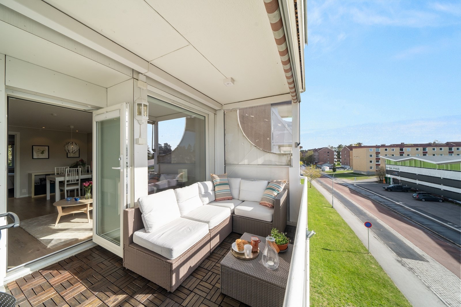 Balkongen fungerer som en naturlig forlengelse av stuen på varme sommerdager. Galleribilde