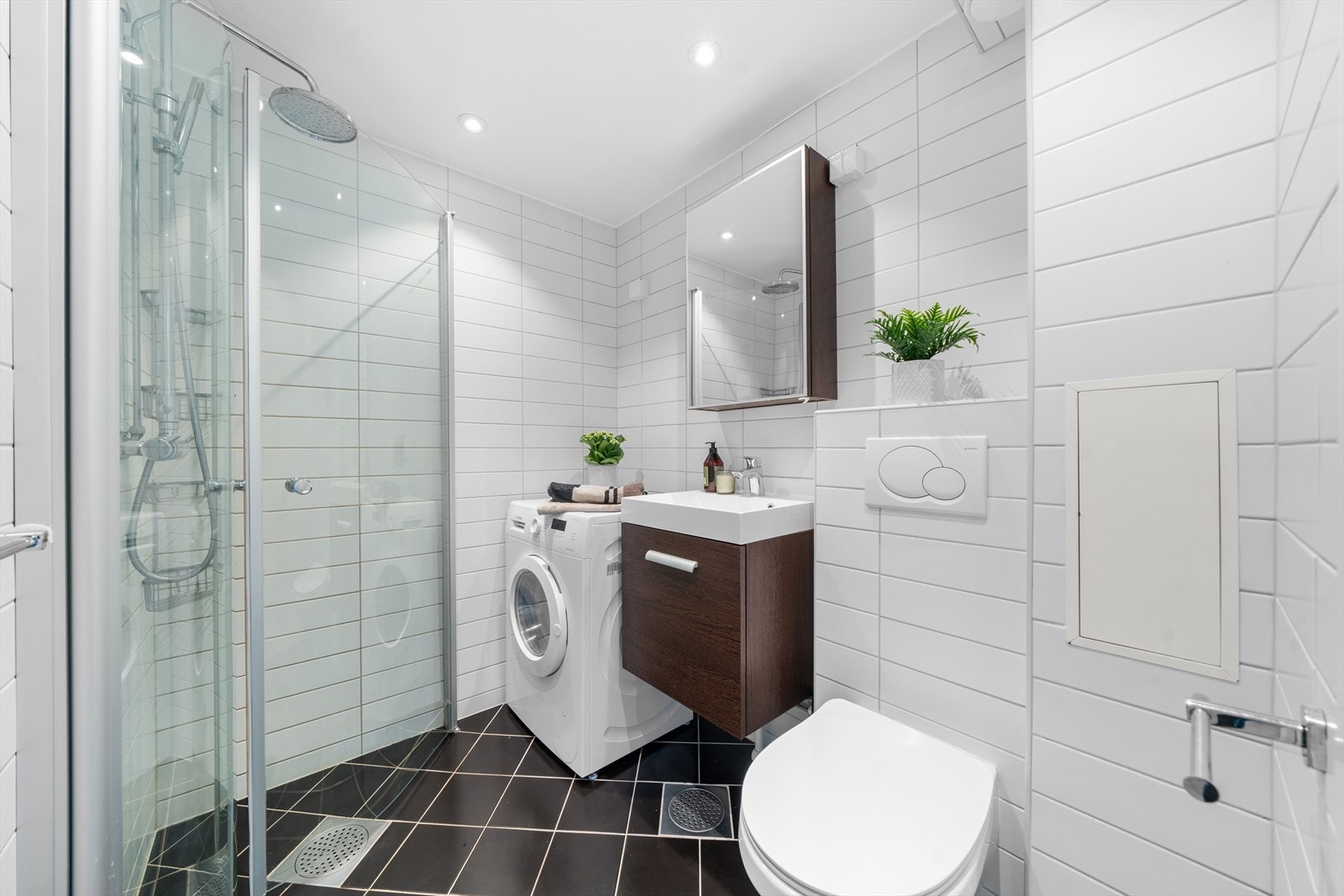 Pent flislagt bad fra ca. 2008, oppgradert i regi av borettslaget. Badet er innredet med skap med glatte fronter, overskap med speilfronter, servant, klosett, dusj på gulv og opplegg for vaskemaskin. Galleribilde
