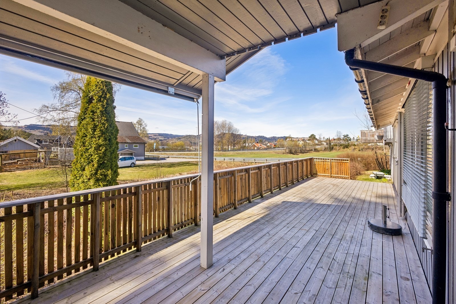 Stor terrasse som er delvis overbygget hvor fine sommerdager kan nytes. Galleribilde