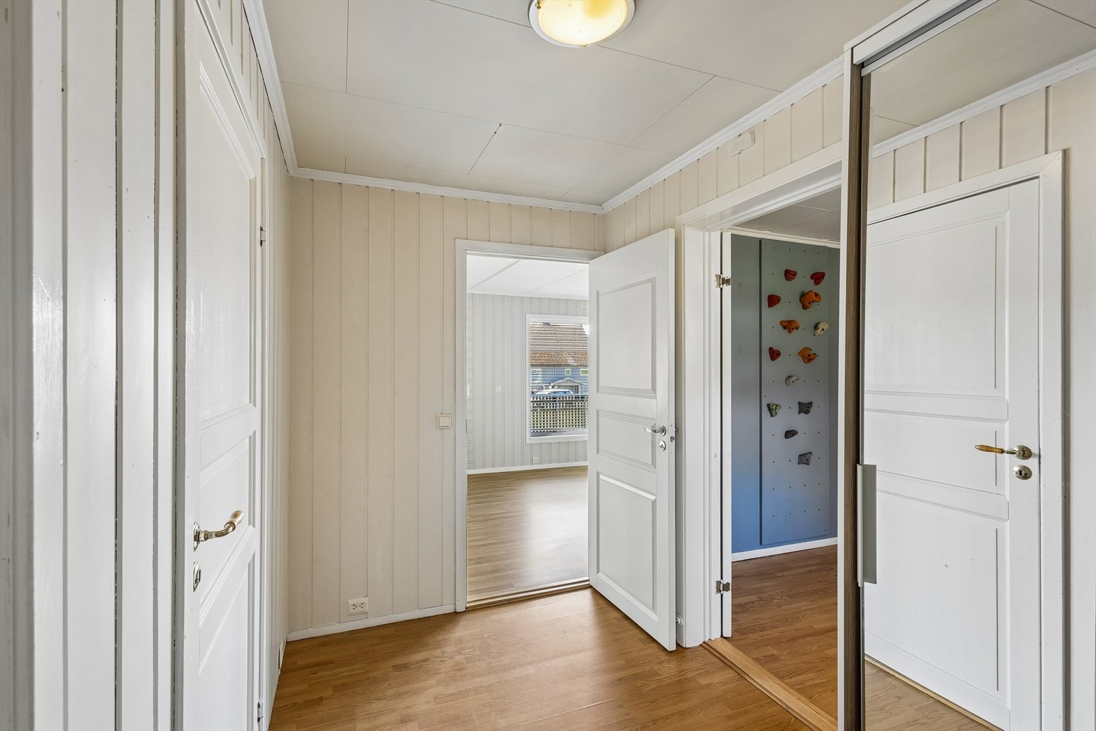 En egen gang fører til flere av boligens soverom, noe som skaper en adskilt og rolig sone. Galleribilde