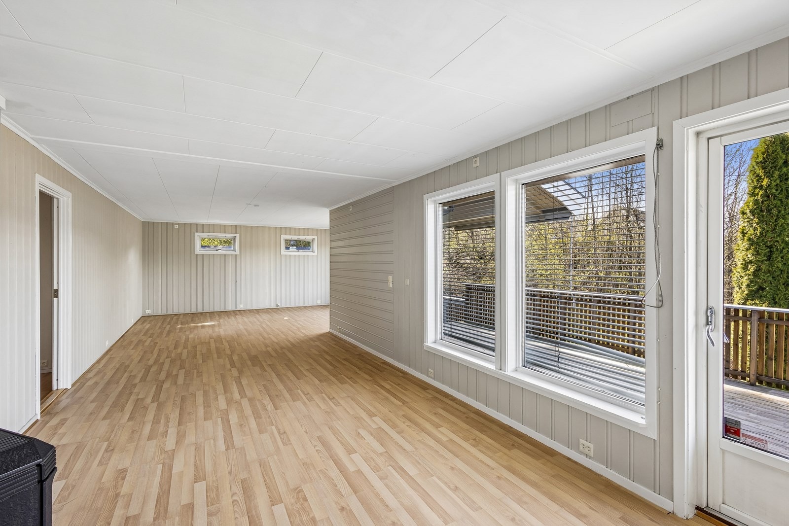 Fra stuen er det direkte utgang til den store, delvis overbygde terrassen. Galleribilde