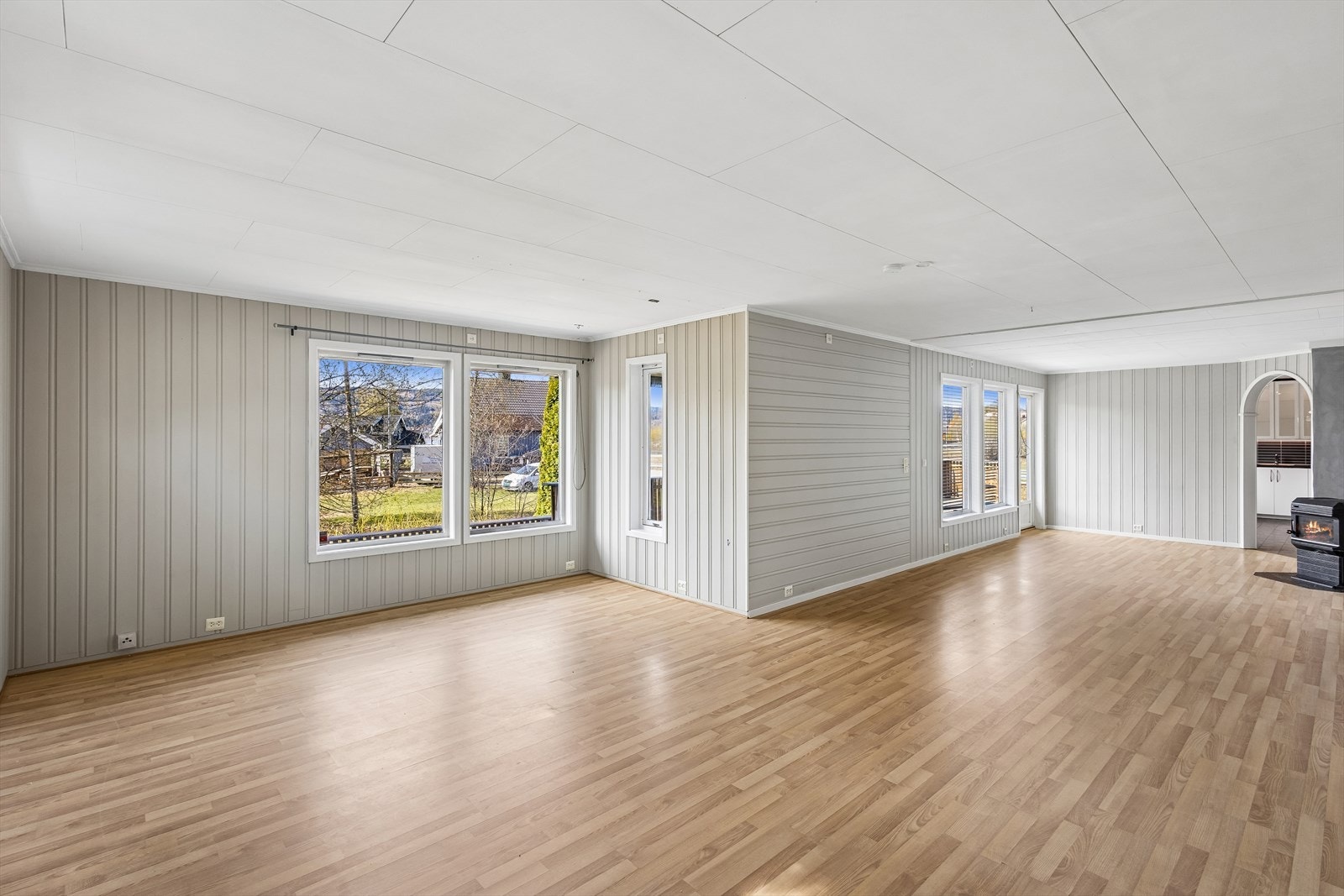 Den romslige vinkelstuen gir flere gode møbleringsmuligheter og gir plass til flere sittegruppper og spisebord. Galleribilde