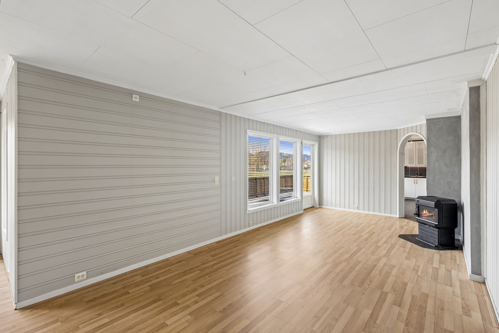 En vedovn sentralt i stuen gir ekstra varme og en hyggelig atmosfære på kalde dager. Galleribilde