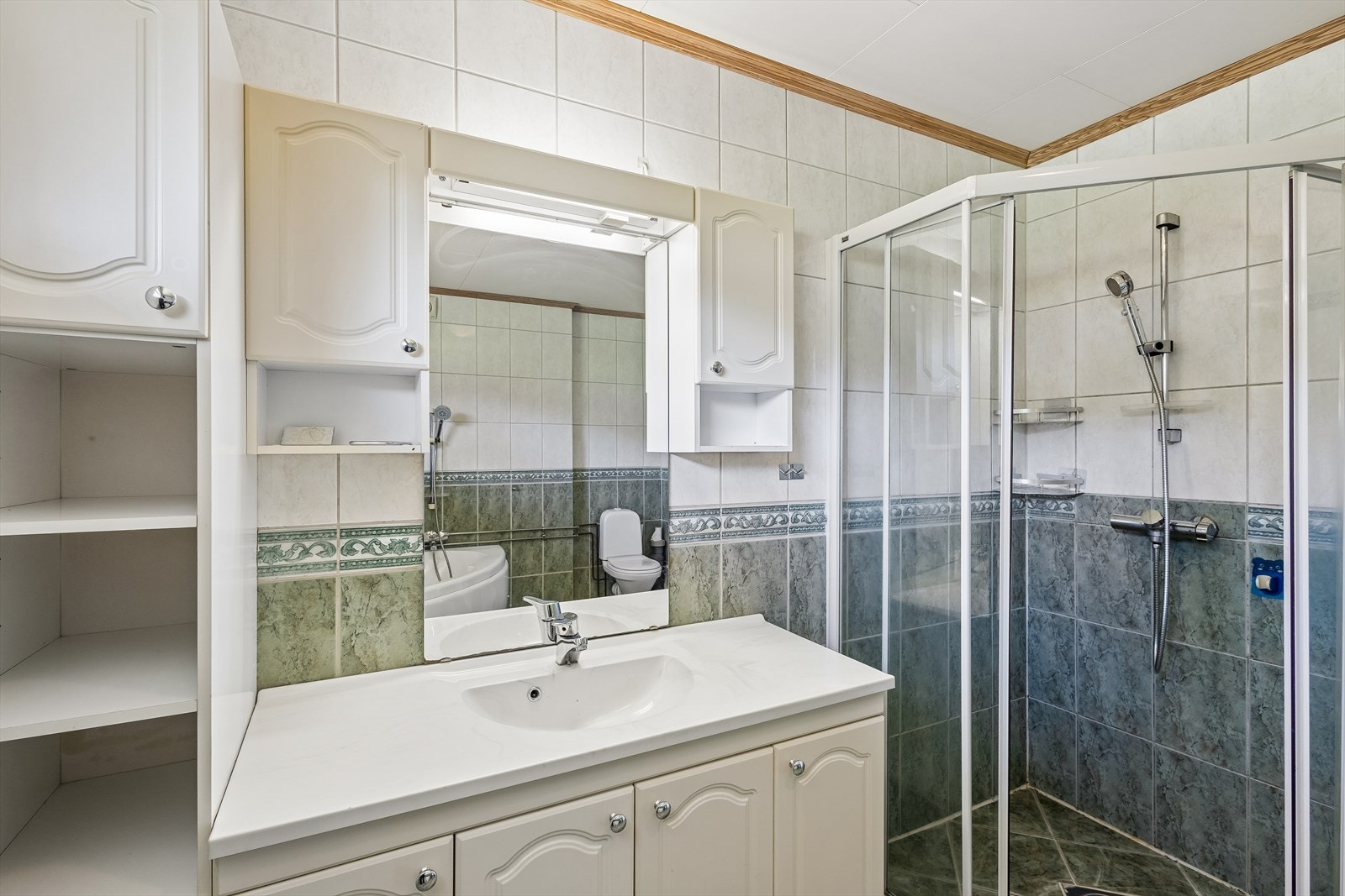 Badet har elektriske varmekabler i gulvet og mekanisk avtrekk på yttervegg. Galleribilde