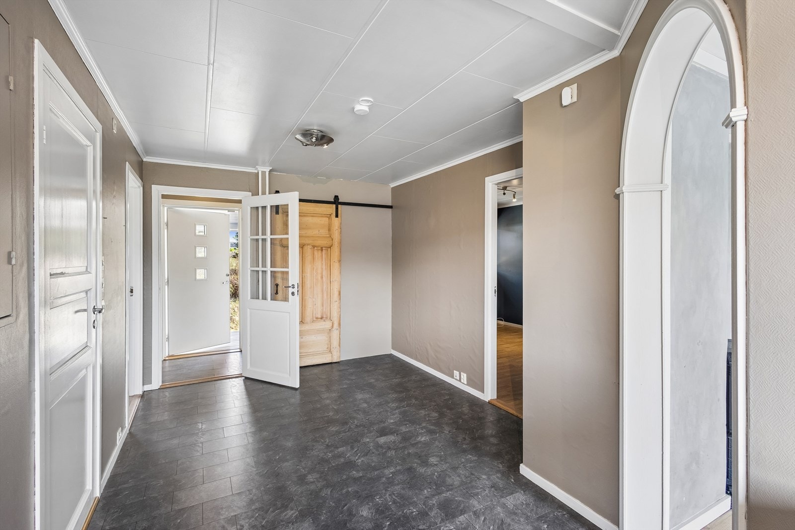 Hovedytterdøren har isolerglass, og døren mellom vindfang og entré har glassfelt som slipper inn lys. Galleribilde