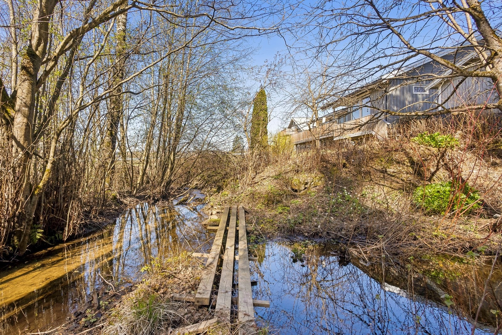Hagen er opparbeidet med plen og diverse beplantning, og har sjarmerende detaljer. Galleribilde