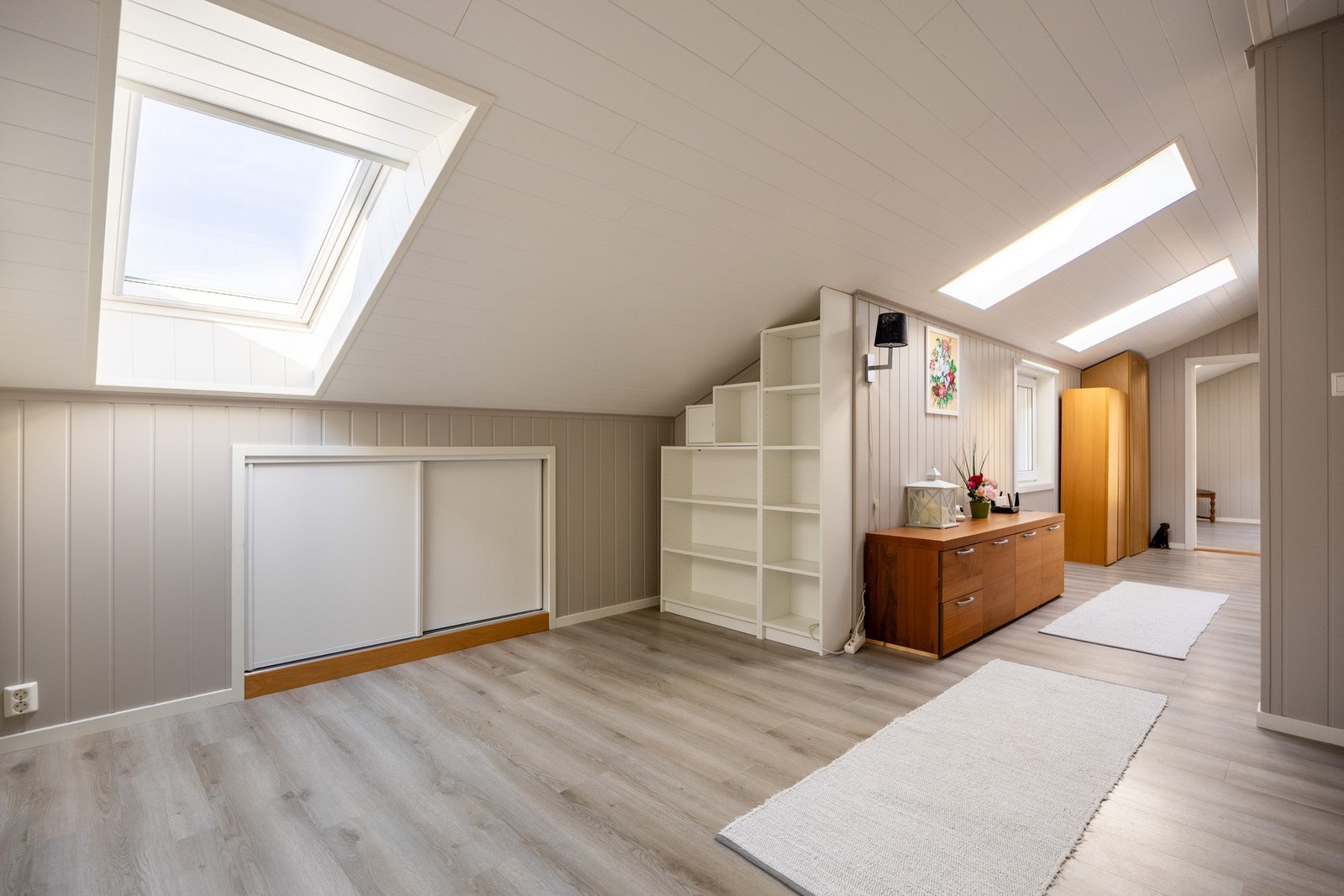 Videre adkomst til loft med tre soverom, romslig gang, kontor og bad. Galleribilde