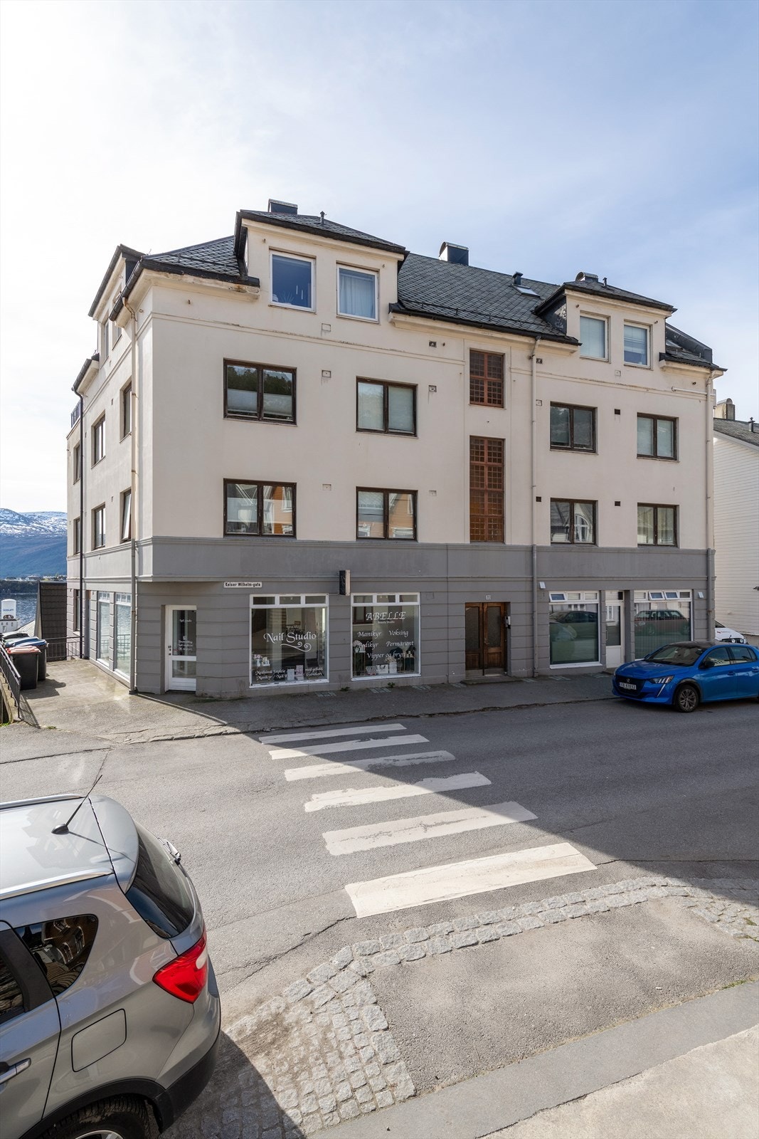 Fasade mot nord med støpt fortau Galleribilde