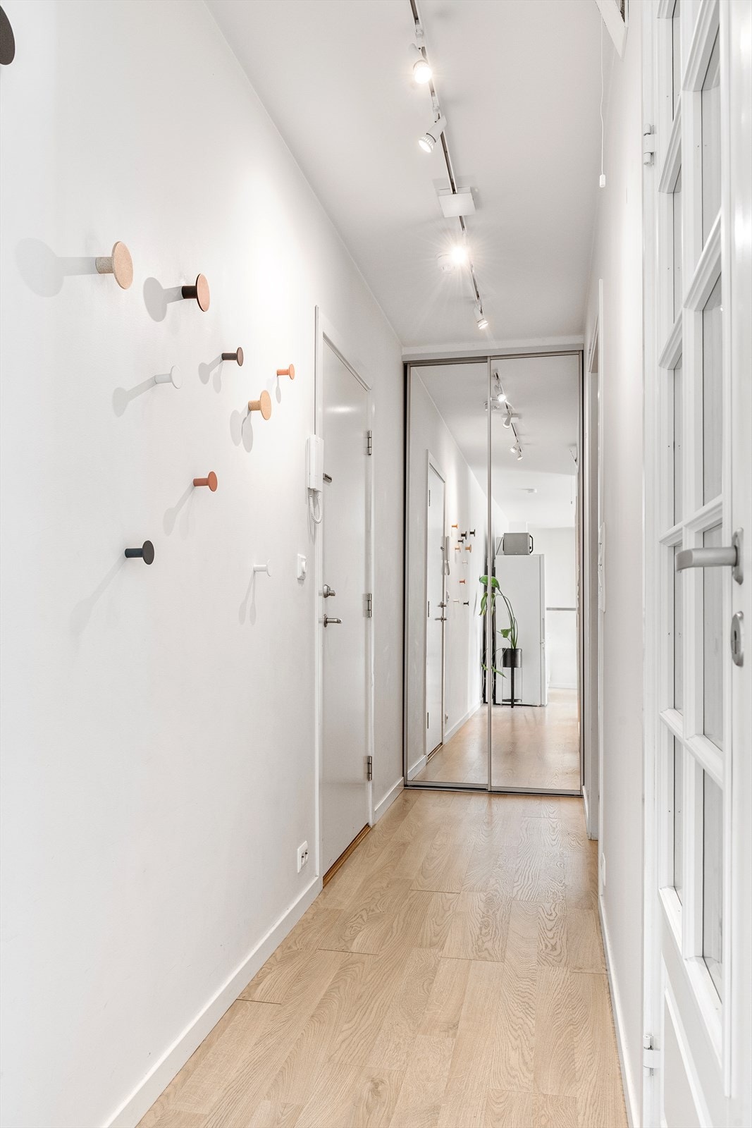 Inngangsparti/entre med skyvedørsgarderobe Galleribilde