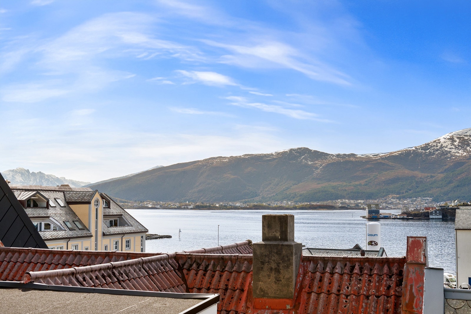 Flott utsikt mot Aspevågen og skipstrafikken til og fra Ålesund Havn fra terrassen Galleribilde