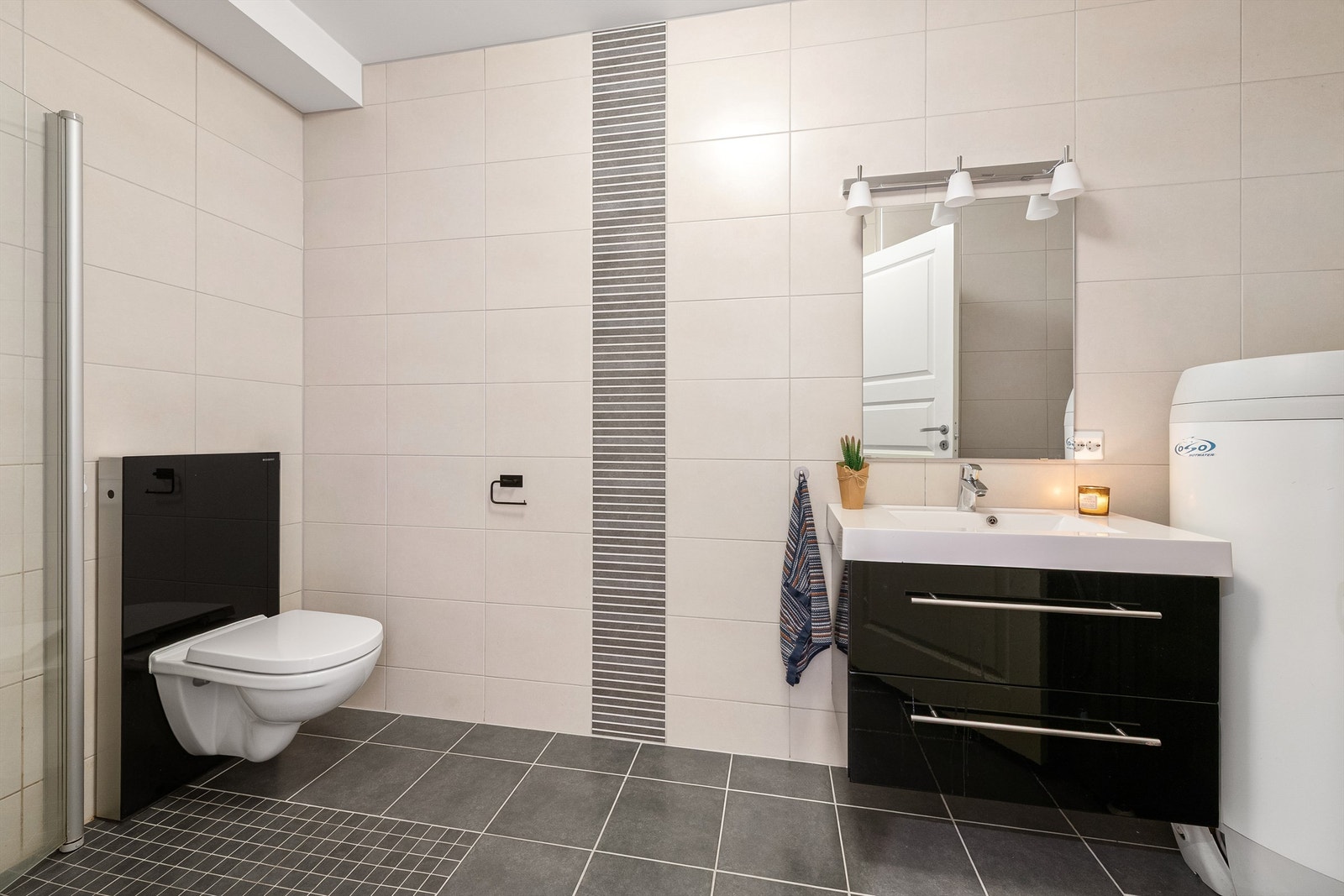 Badet ble bygget nytt i 2016 og har flislagt gulv med gulvvarme, flislagte vegger og malte plater i tal Galleribilde