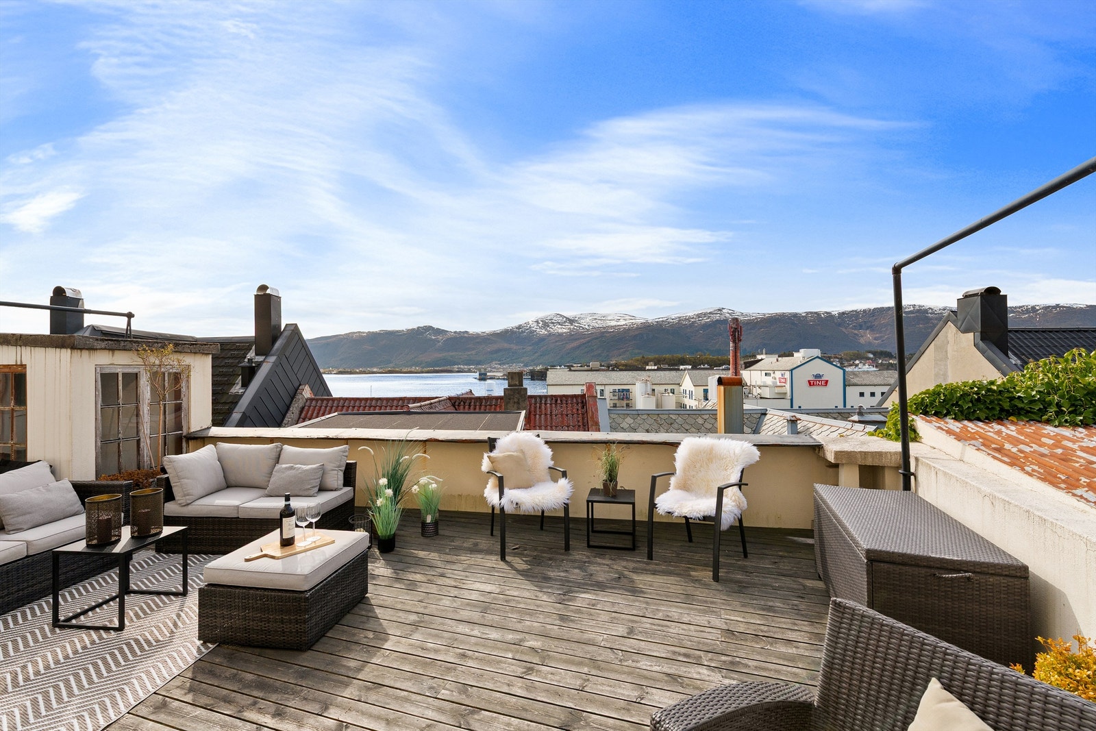 Stor sydvendt terrasse med flott utsikt over fjord og fjell Galleribilde