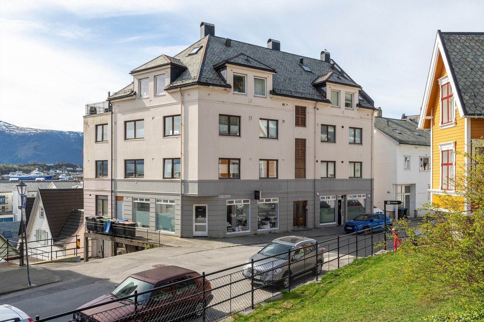 Fasade mot Keiser Wilhelmsgate mot nord - leiligheten har sydvendt orientering i 1. etasje Galleribilde