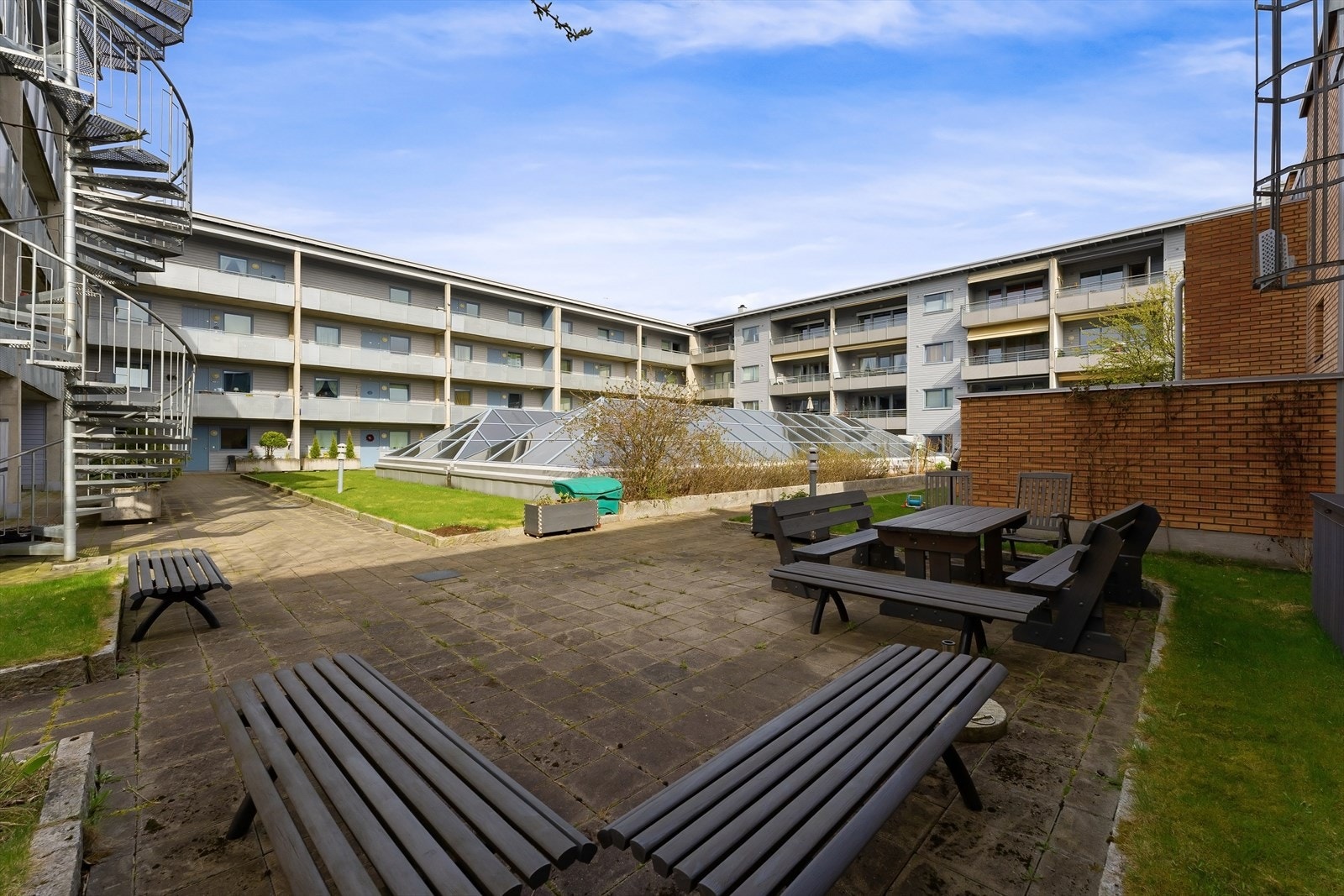 Hyggelig, felles atrium for beboerne i sameiet. Galleribilde