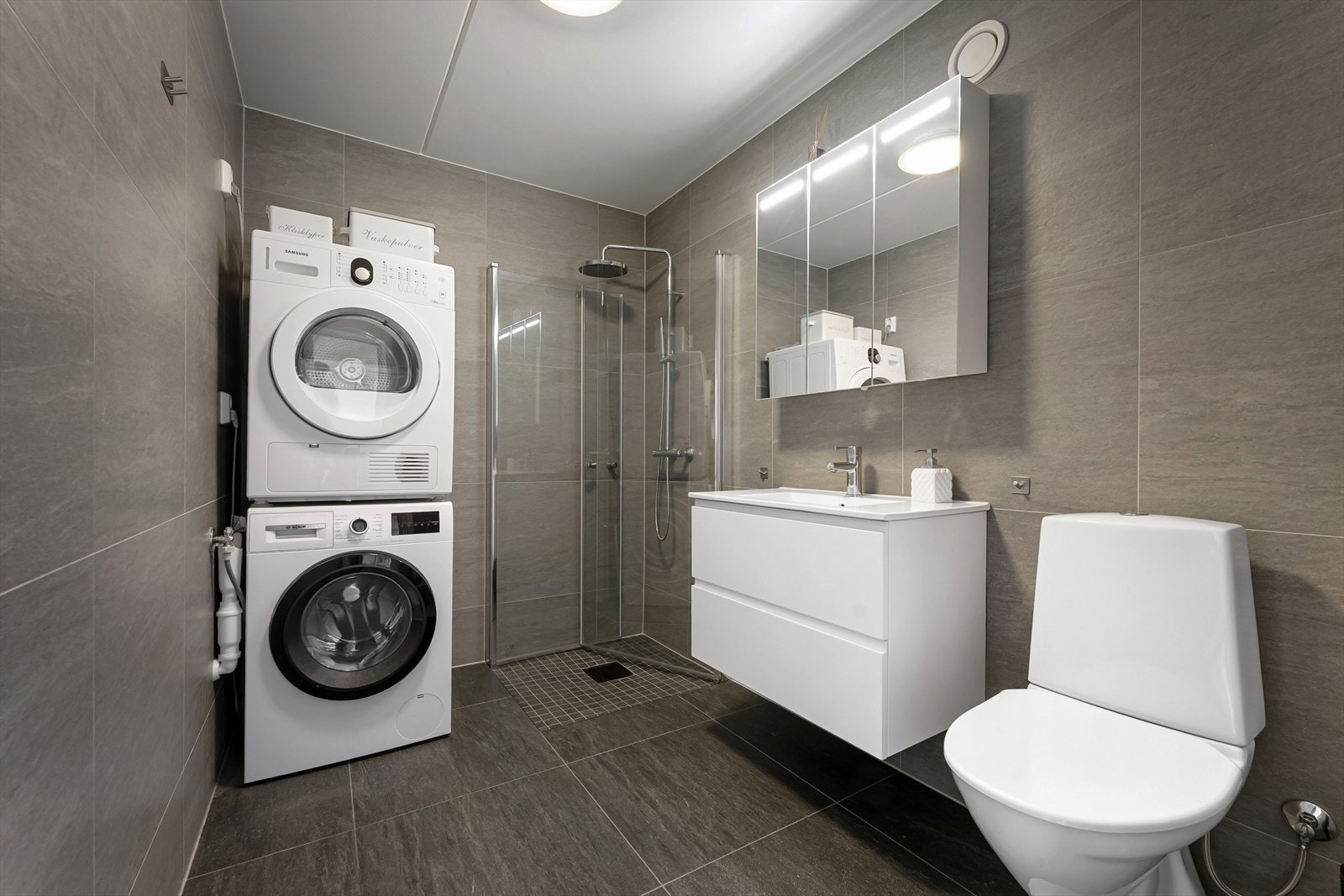 Badet ble pusset opp i 2025 og har opplegg for vask/tørk. Varme i gulvet. Galleribilde