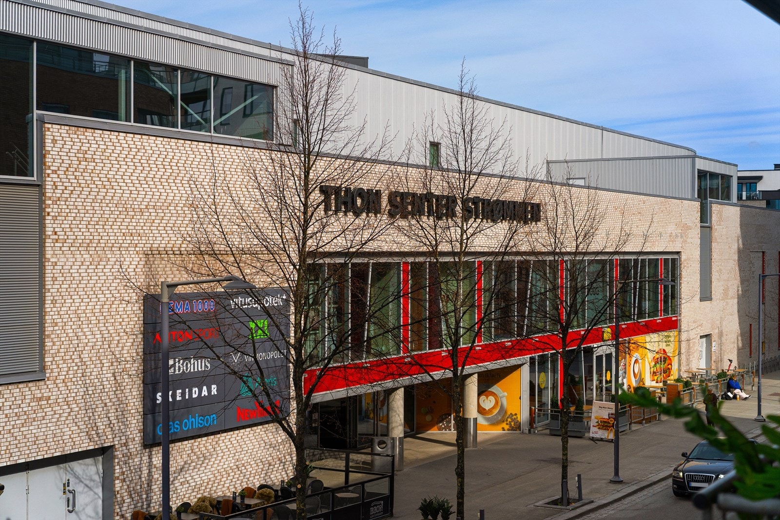 Thon Senter Strømmen ligger rett over veien og kan by på ca. 200 butikker og forretninger. Galleribilde
