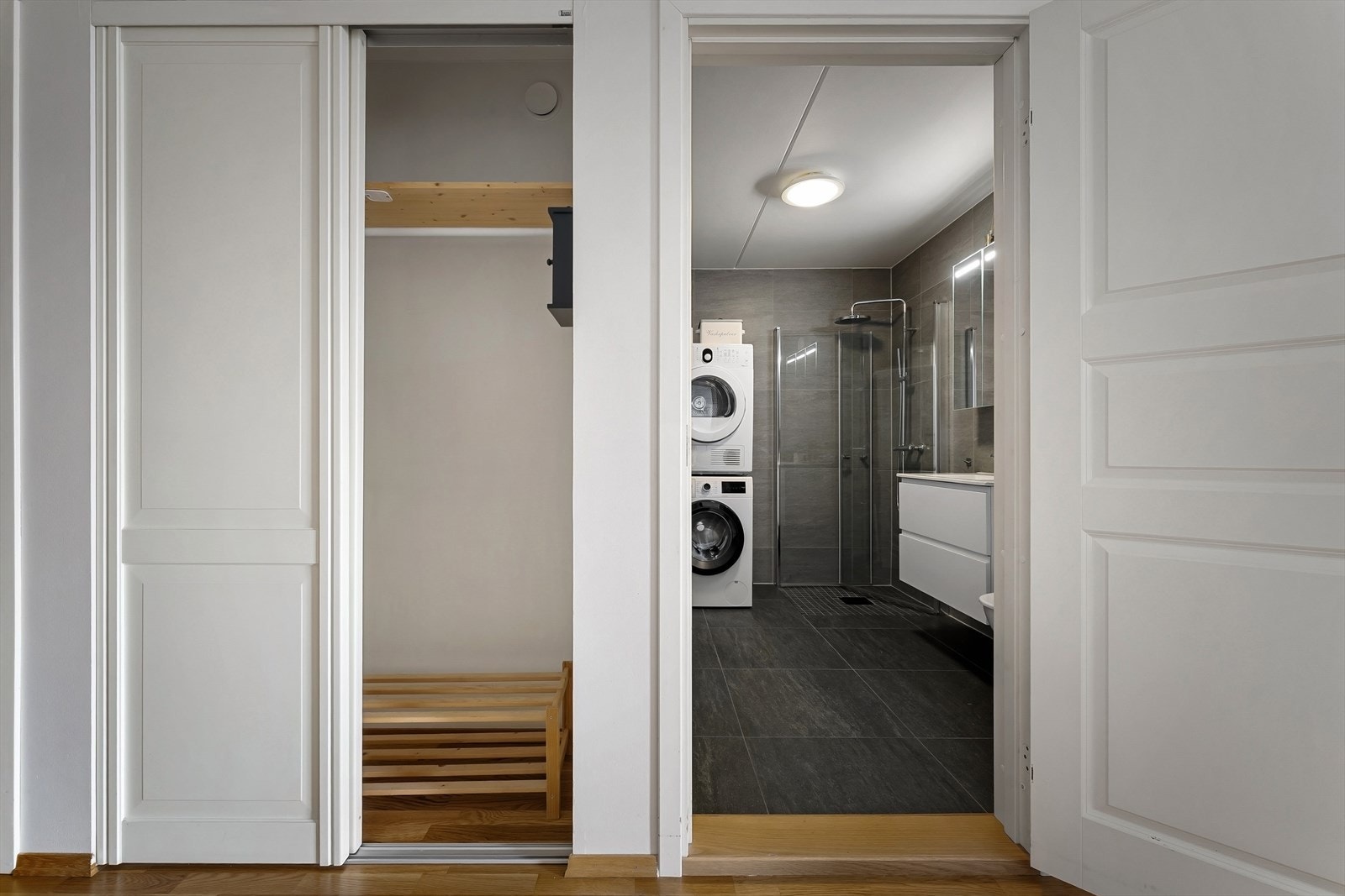 Skyvedørsgarderobe i entreen. Galleribilde