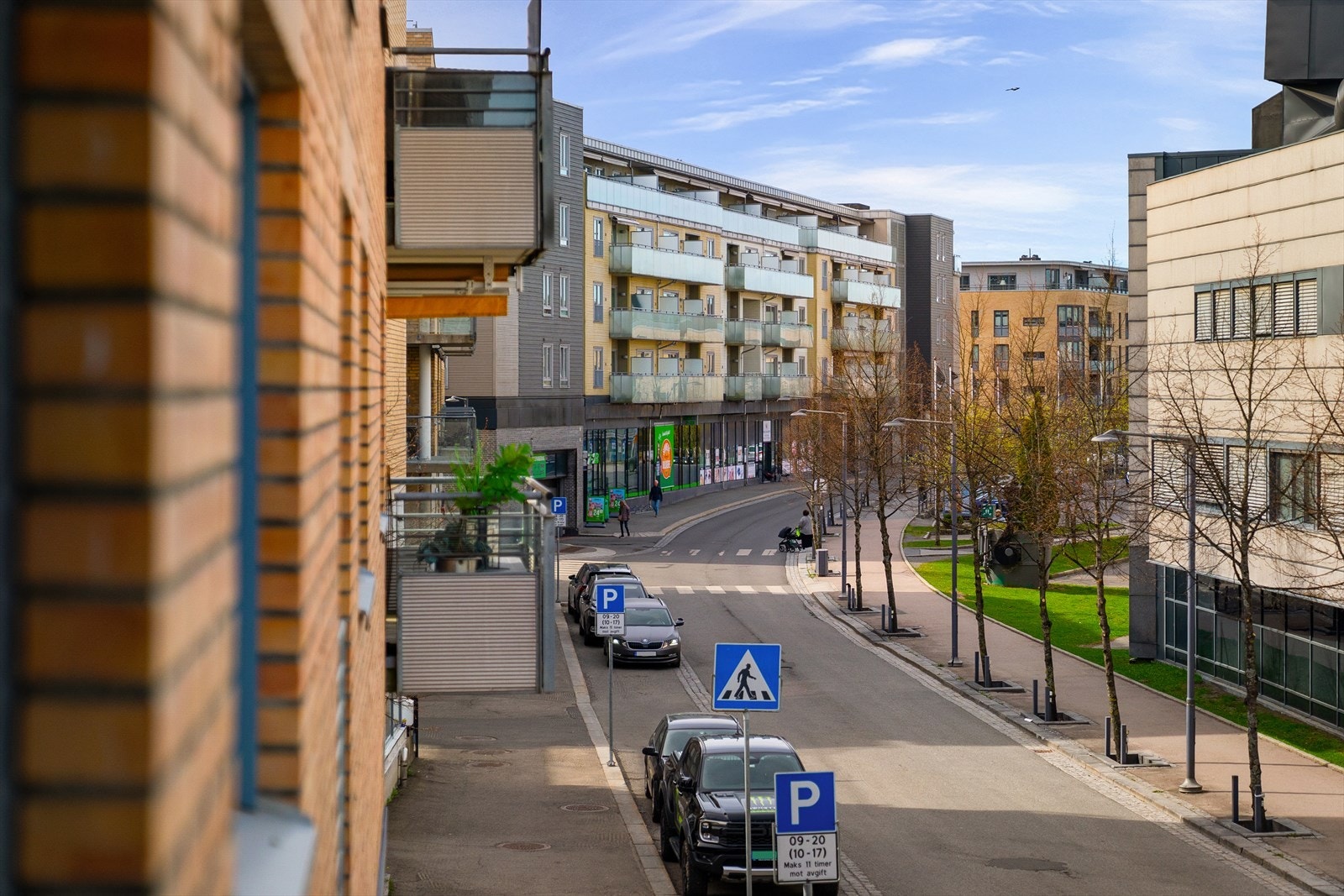 Urbant og sentralt område med gangavstand til både tog og buss. Galleribilde