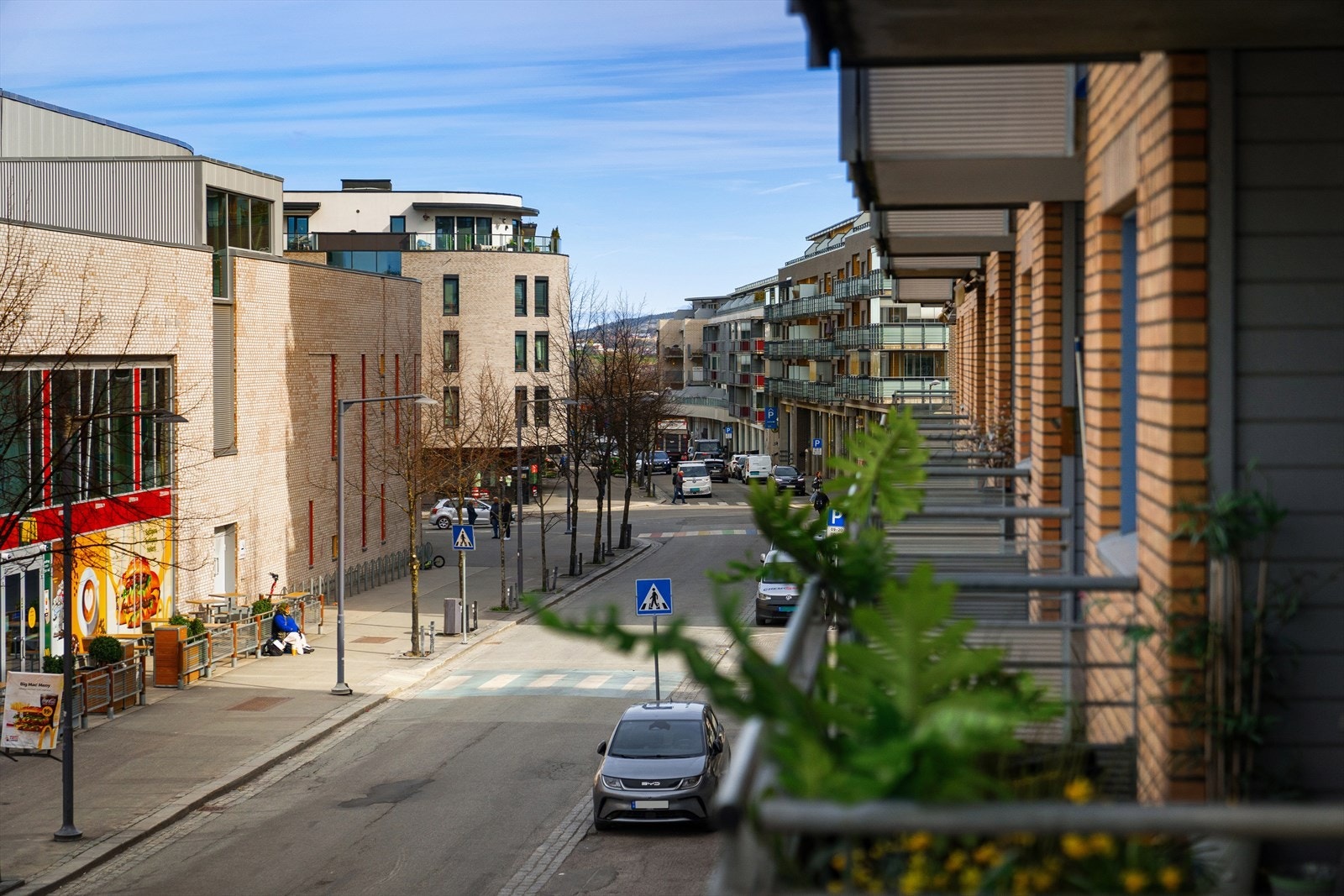 Her har man alt av fasiliteter rett utenfor egen inngangsdør. Strømmen storsenter ligger rett over veien. Galleribilde