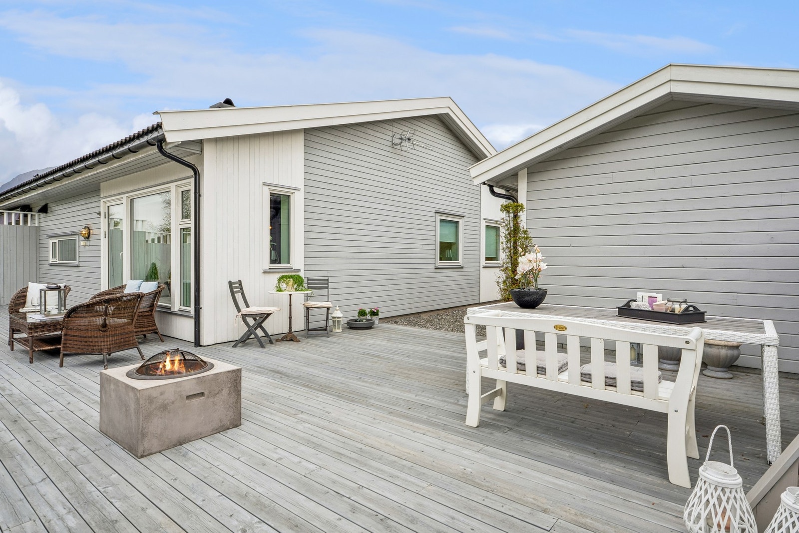 Sitjegruppe, spisebord, solseng, grill og barnebasseng - her får du plass til alt! Galleribilde
