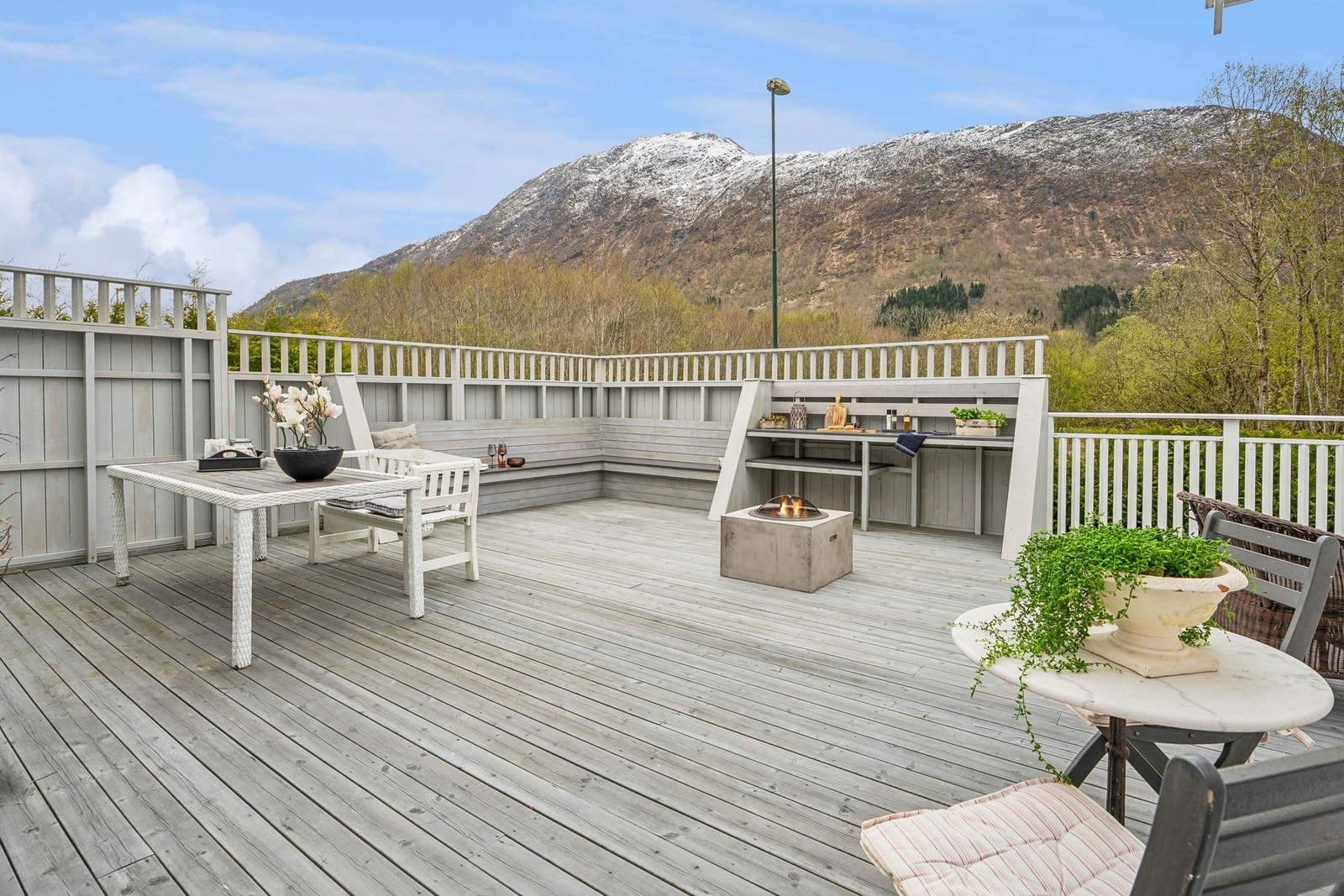 Usjenert og pent opparbeida utemiljø med stor flott terrasse Galleribilde