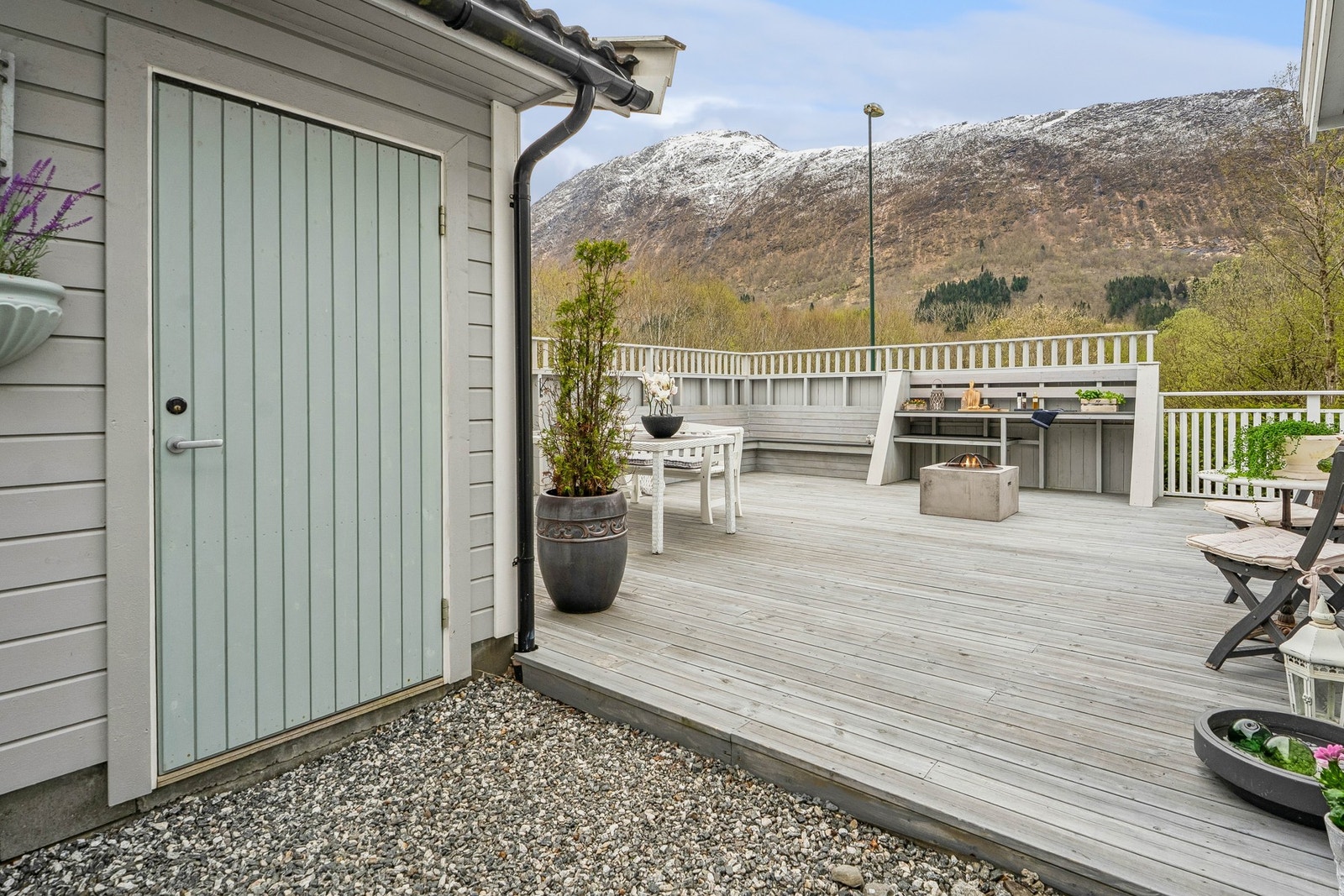 Praktisk sportsbod i tilknyting til carport med hyller og oppheng for smart organisering Galleribilde