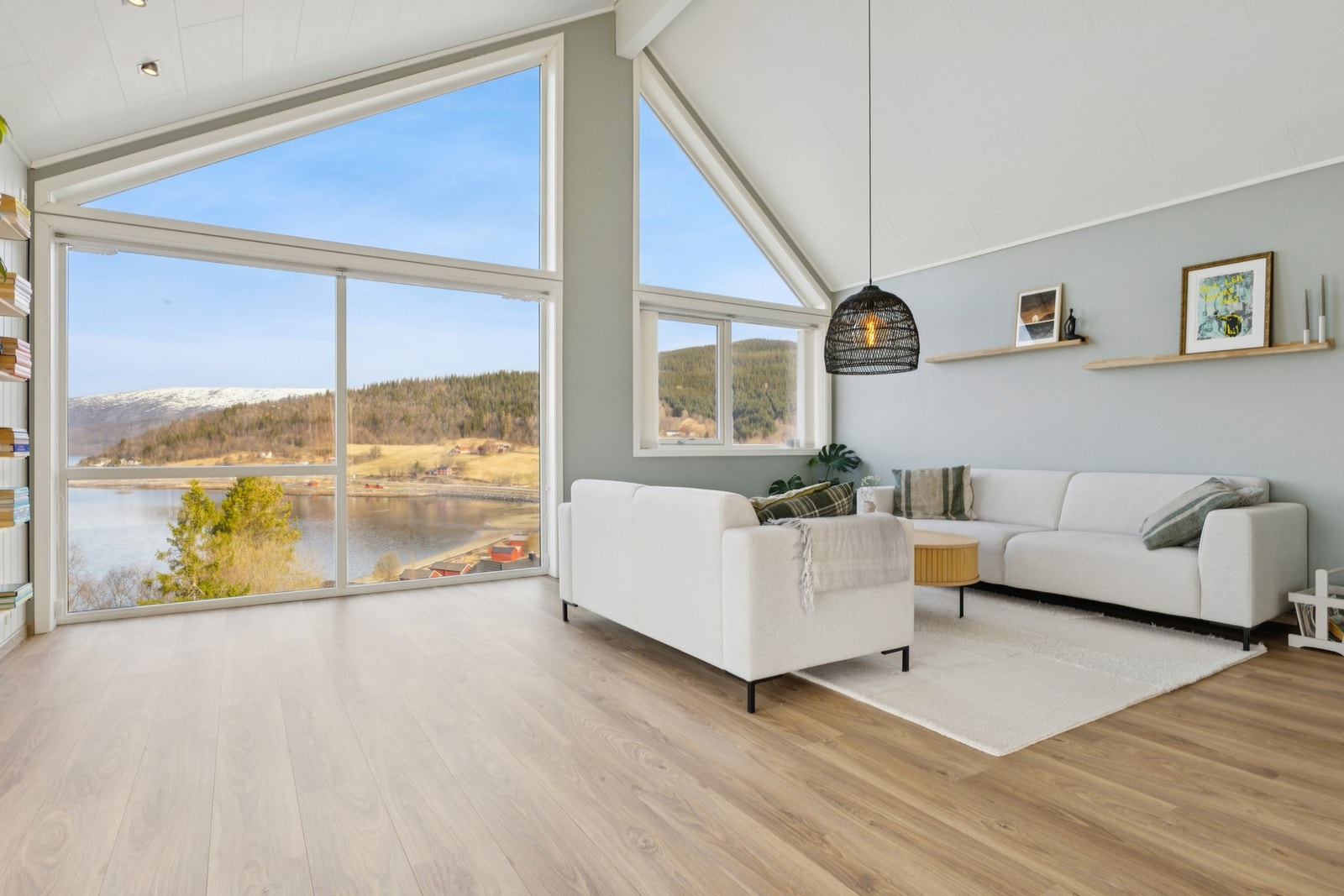 Her er det god plass til en stor sofagruppe hvor man kan nyte utsikten over Vefsnfjorden. Galleribilde