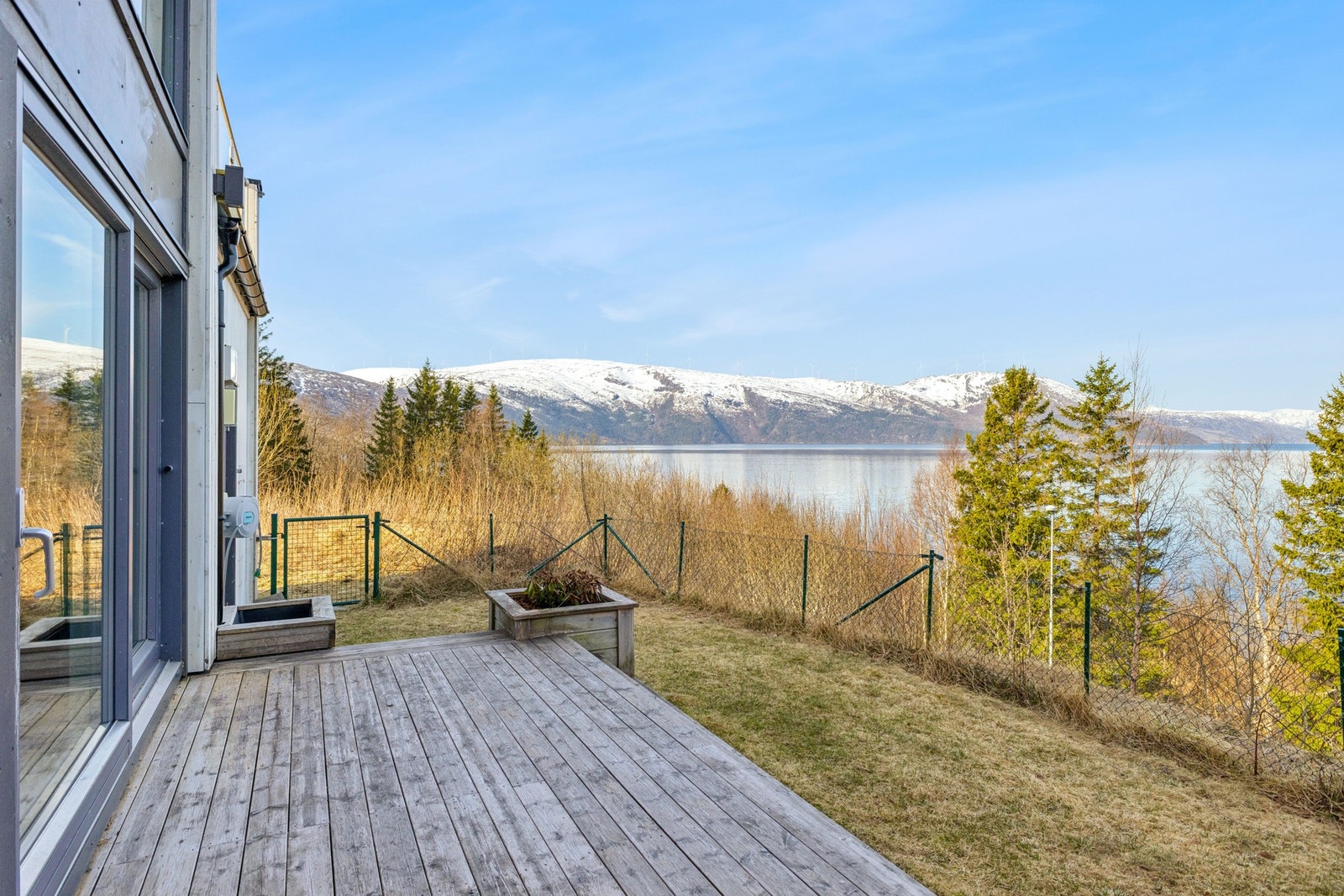 Fra stuen i første etasje er det utgang til en stor markterrasse og hage. Galleribilde