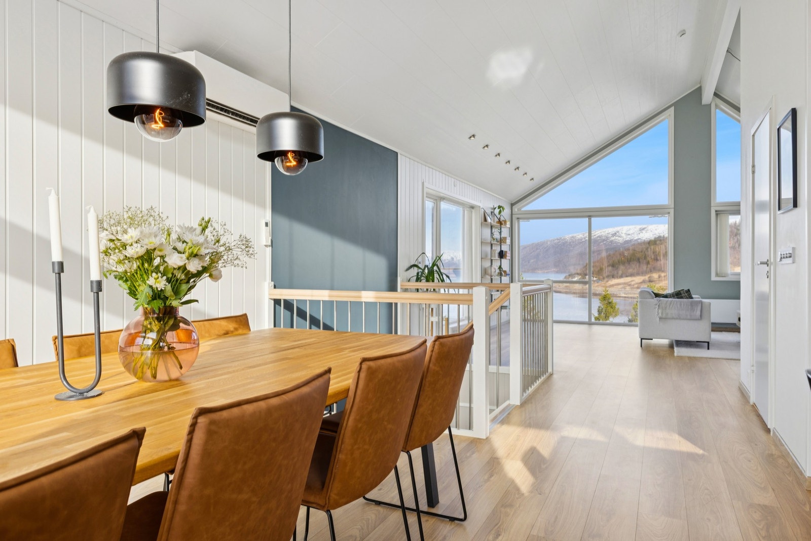 Spisestuen er plassert i åpen løsning med kjøkkenet, og har plass til et stort langbord for sosiale sammenkomster. Galleribilde