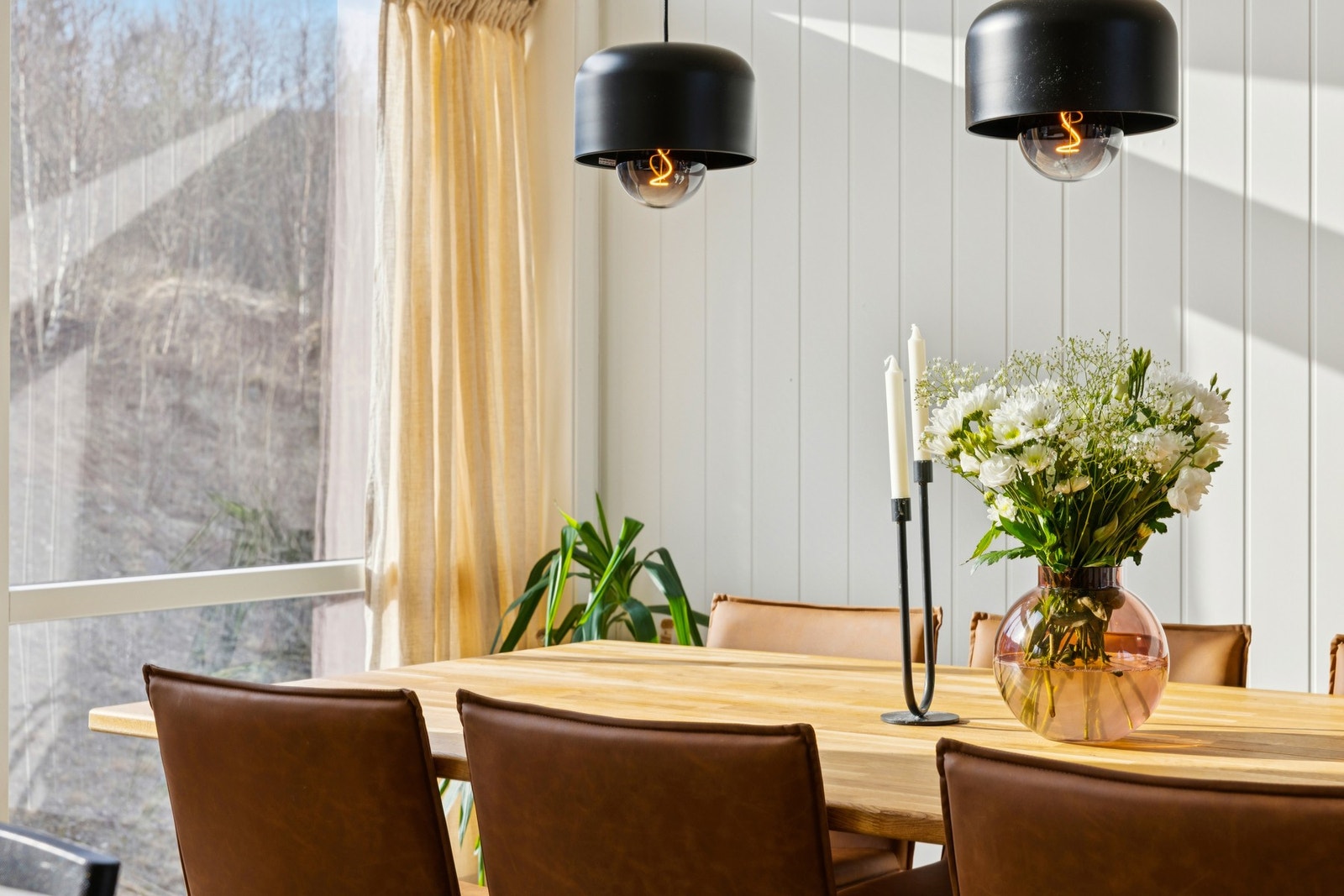 De store vinduene i spisestuen slipper inn rikelig med naturlig lys. Galleribilde