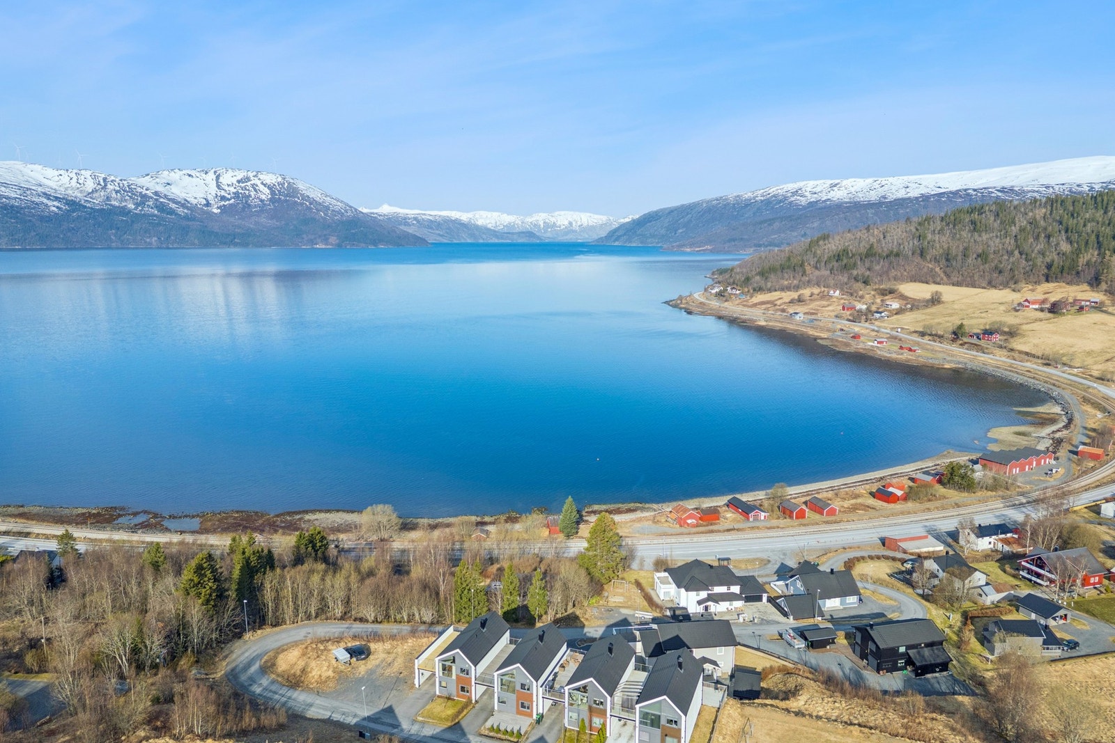 Skaland ligger åpent til ved Vefsnfjorden, med skipsleia rett utenfor. Galleribilde